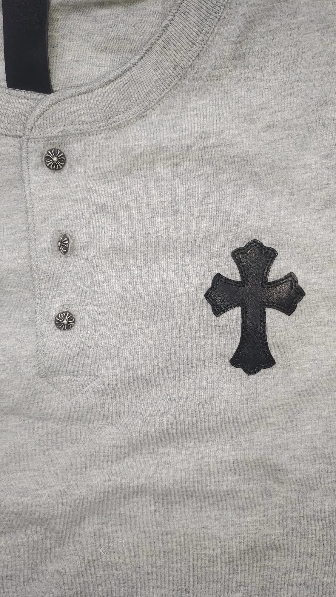 Черный кожаный крест и планка с пуговицами на серой футболке Chrome Hearts