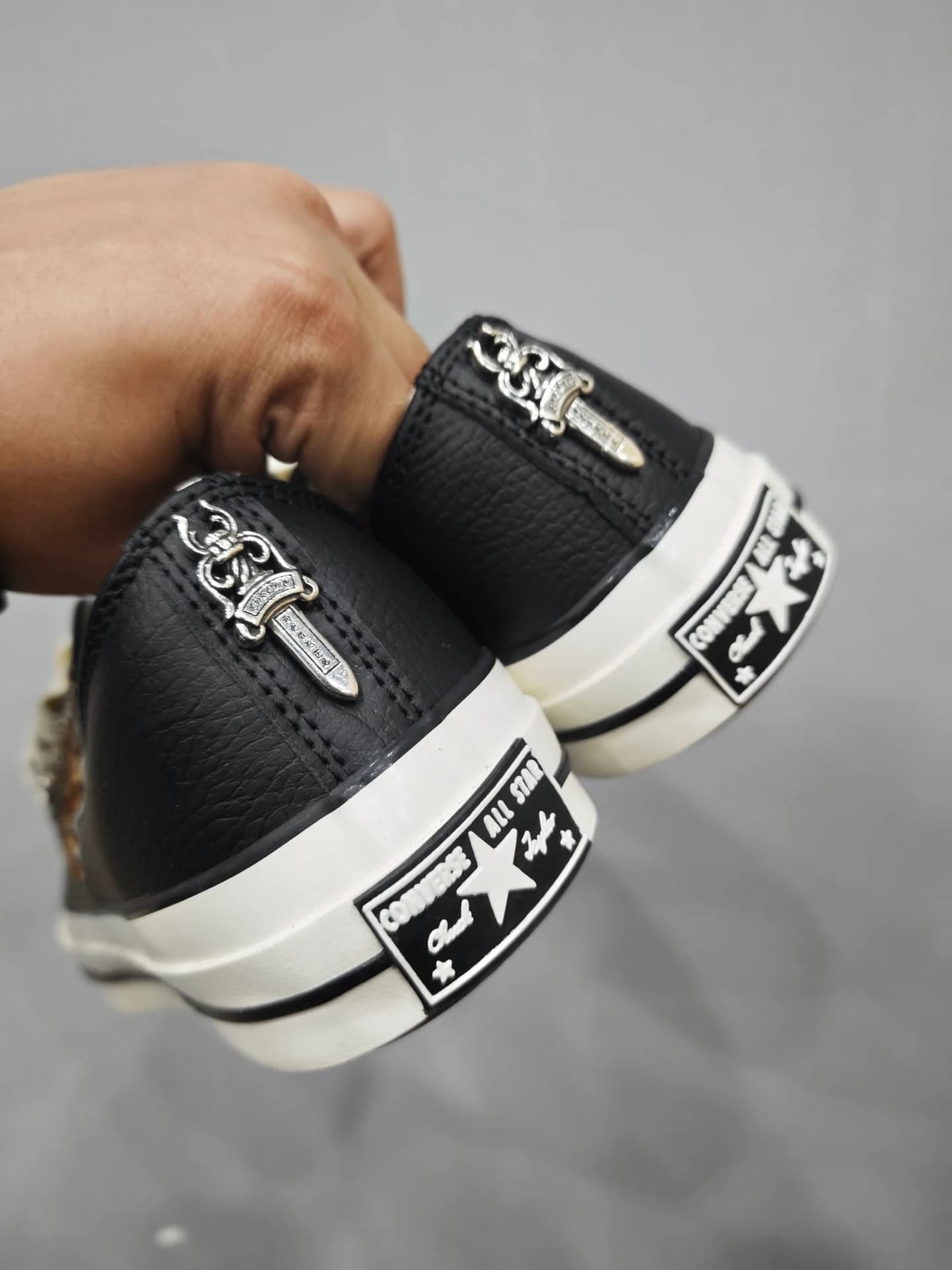 Кеды Chrome Hearts x Converse Chuck 70, вид сзади с серебряным кинжалом