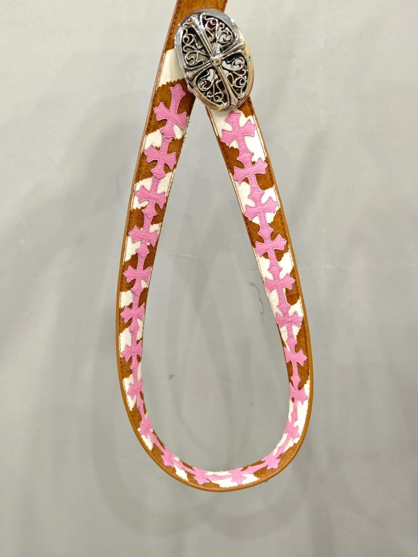 Ремень Chrome Hearts с отделкой мехом и розовыми аппликациями в виде крестов