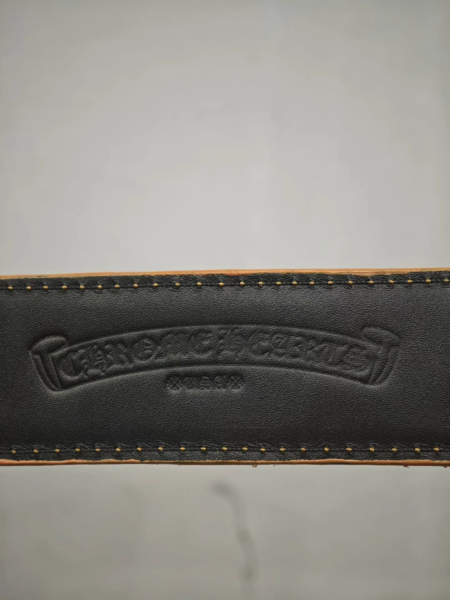 Тисненый логотип Chrome Hearts на внутренней стороне из черной кожи