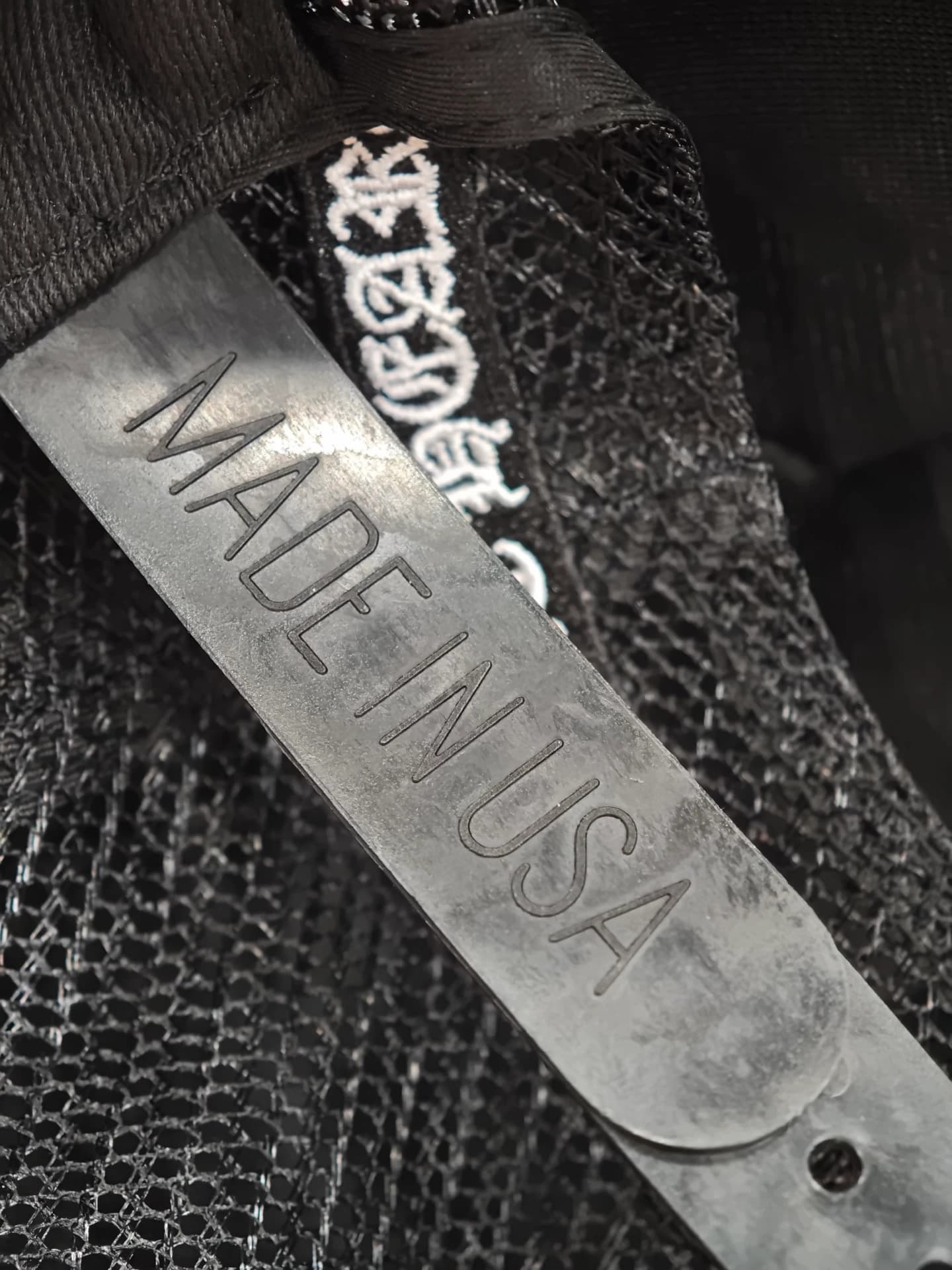 Регулируемый ремешок сзади черной кепки Chrome Hearts