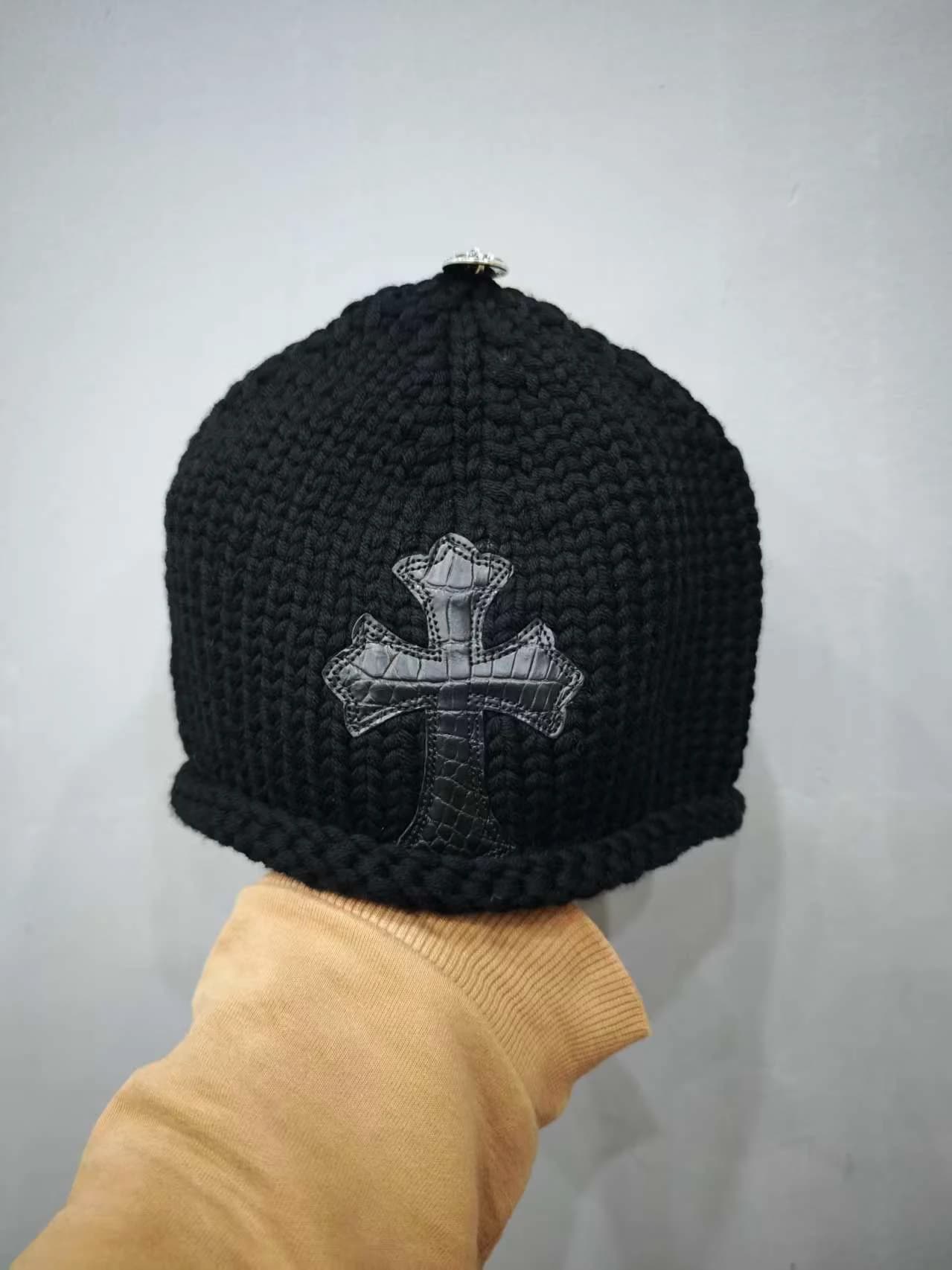Черная вязаная кашемировая шапка Chrome Hearts с кожаной нашивкой в виде креста
