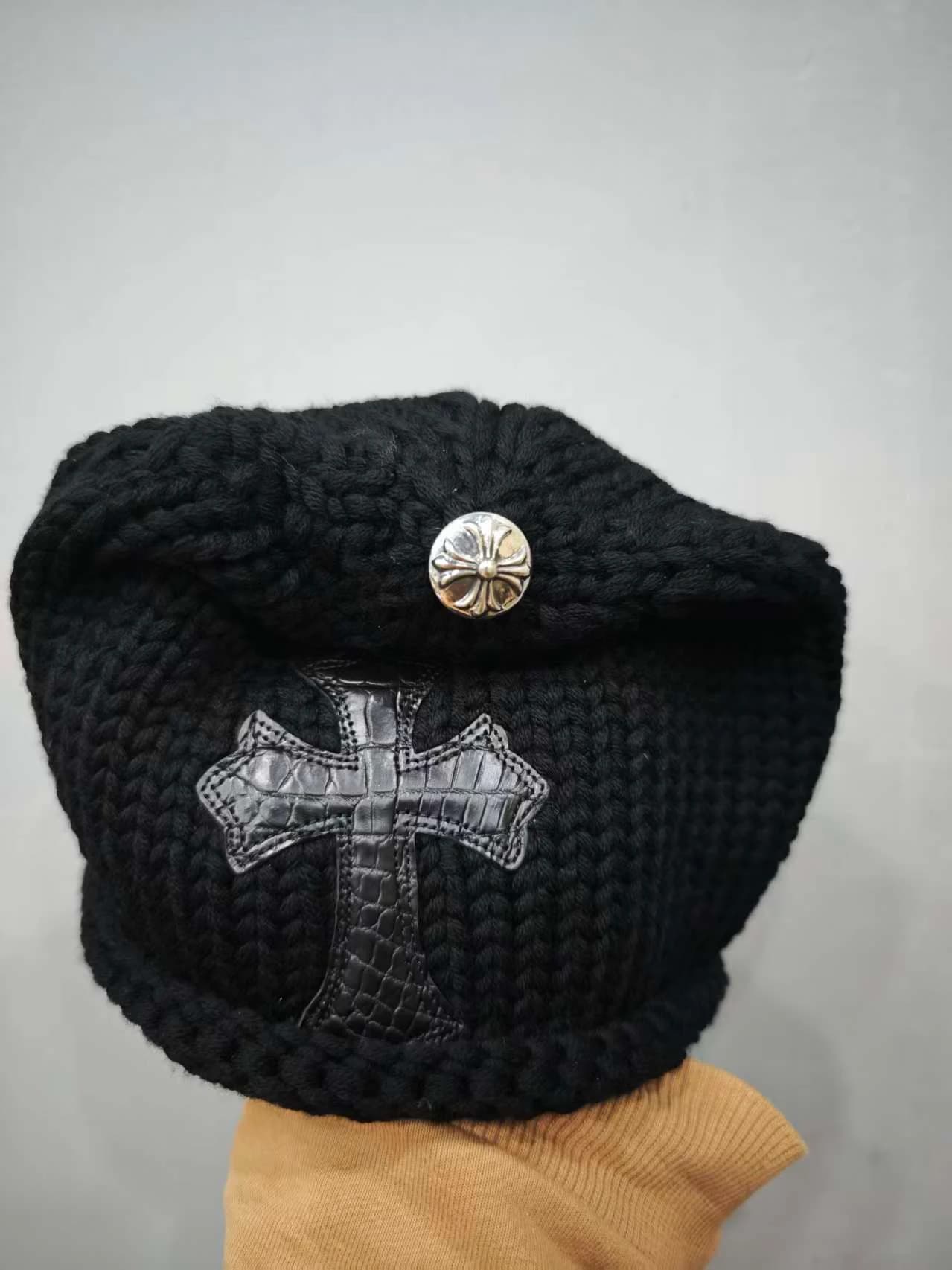 Вид сверху на черную шапку Chrome Hearts с серебряной заклепкой