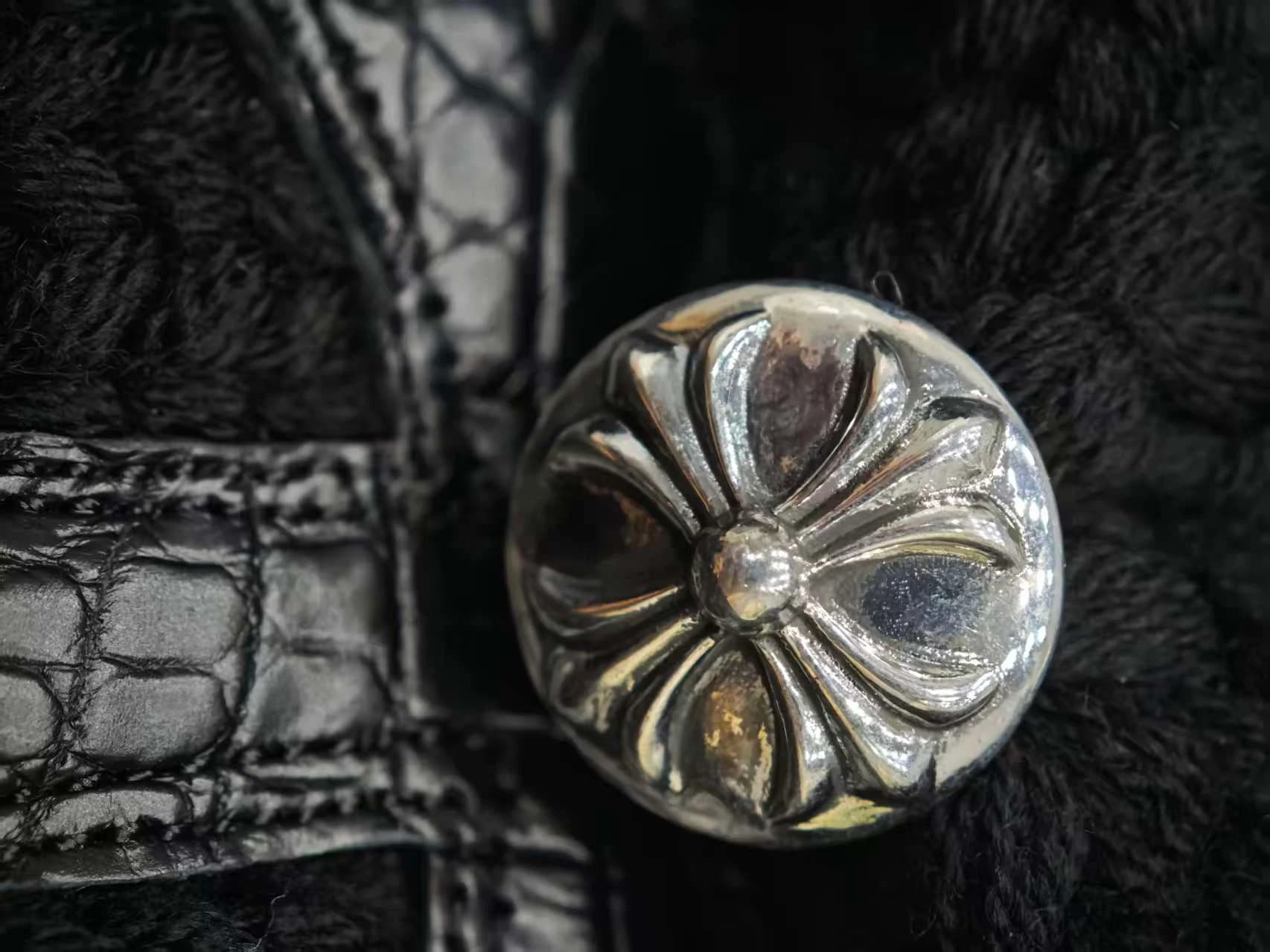 Деталь серебряной фурнитуры 925 пробы на шапке Chrome Hearts
