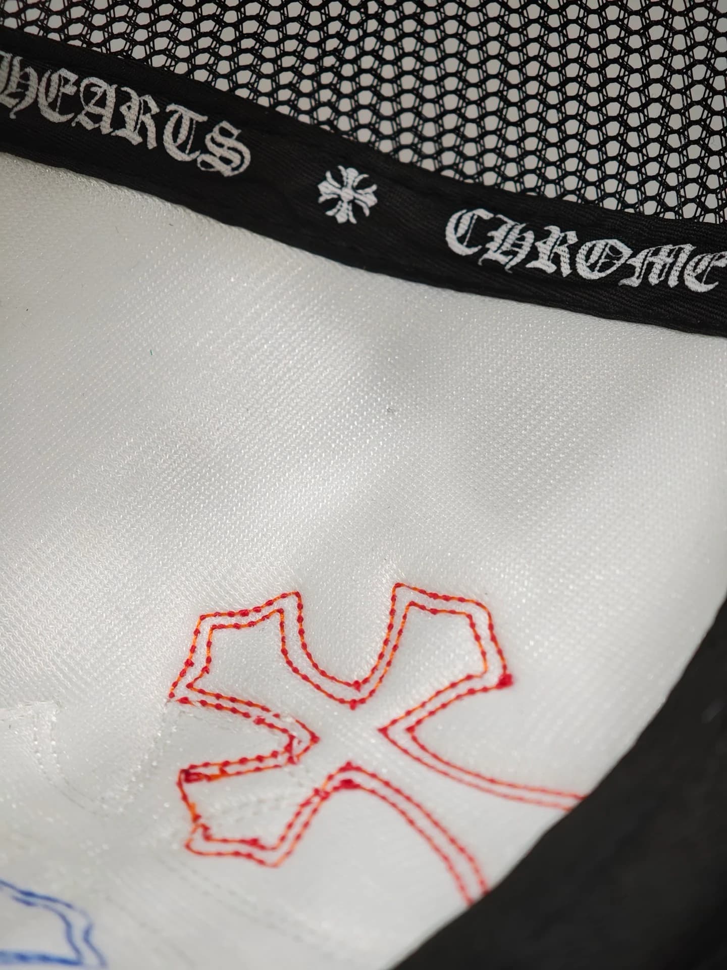 Деталь внутренней части кепки Chrome Hearts с вышивкой креста красной нитью