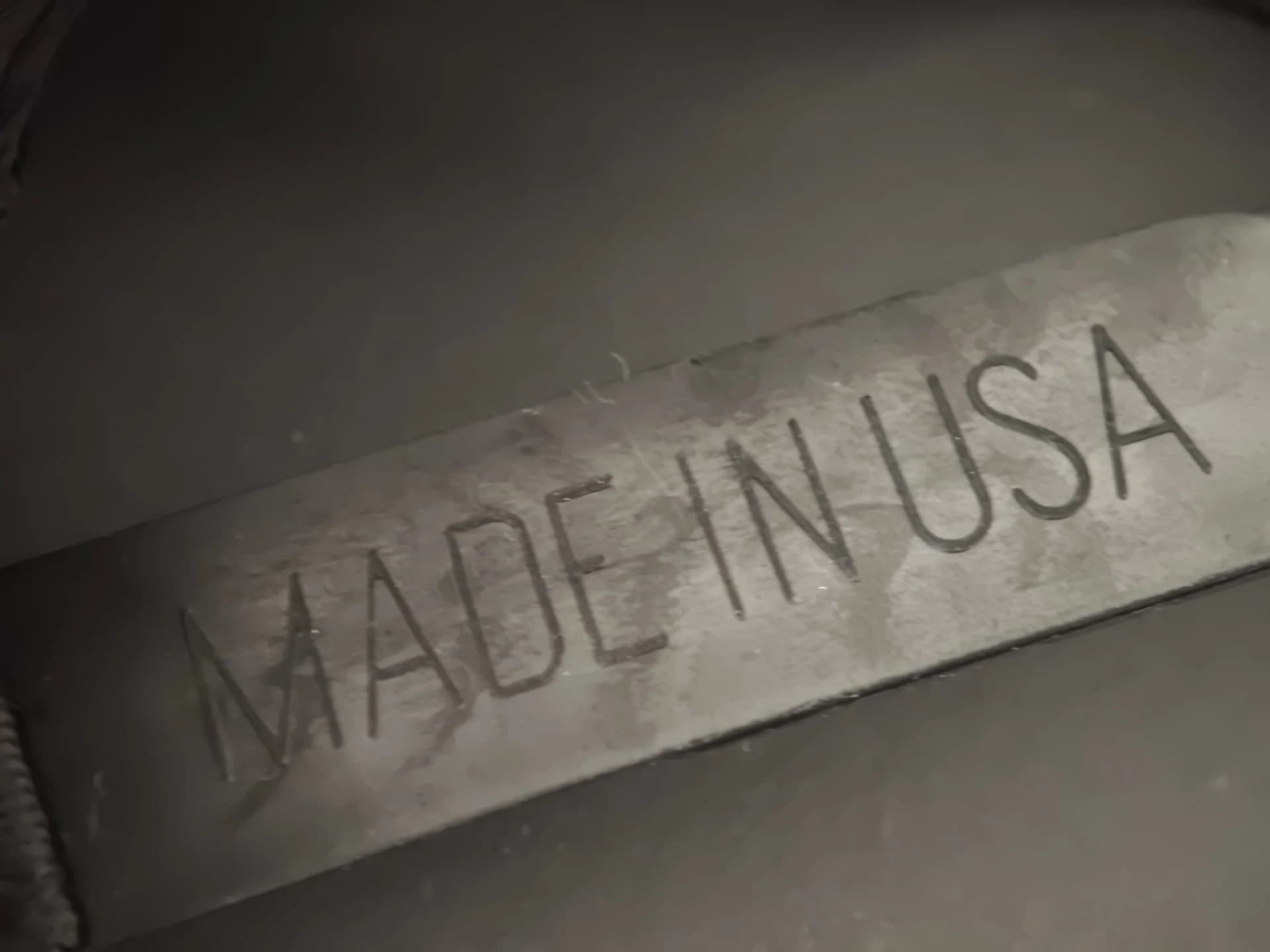 Крупный план тиснения Made in USA на ремешке кепки Chrome Hearts
