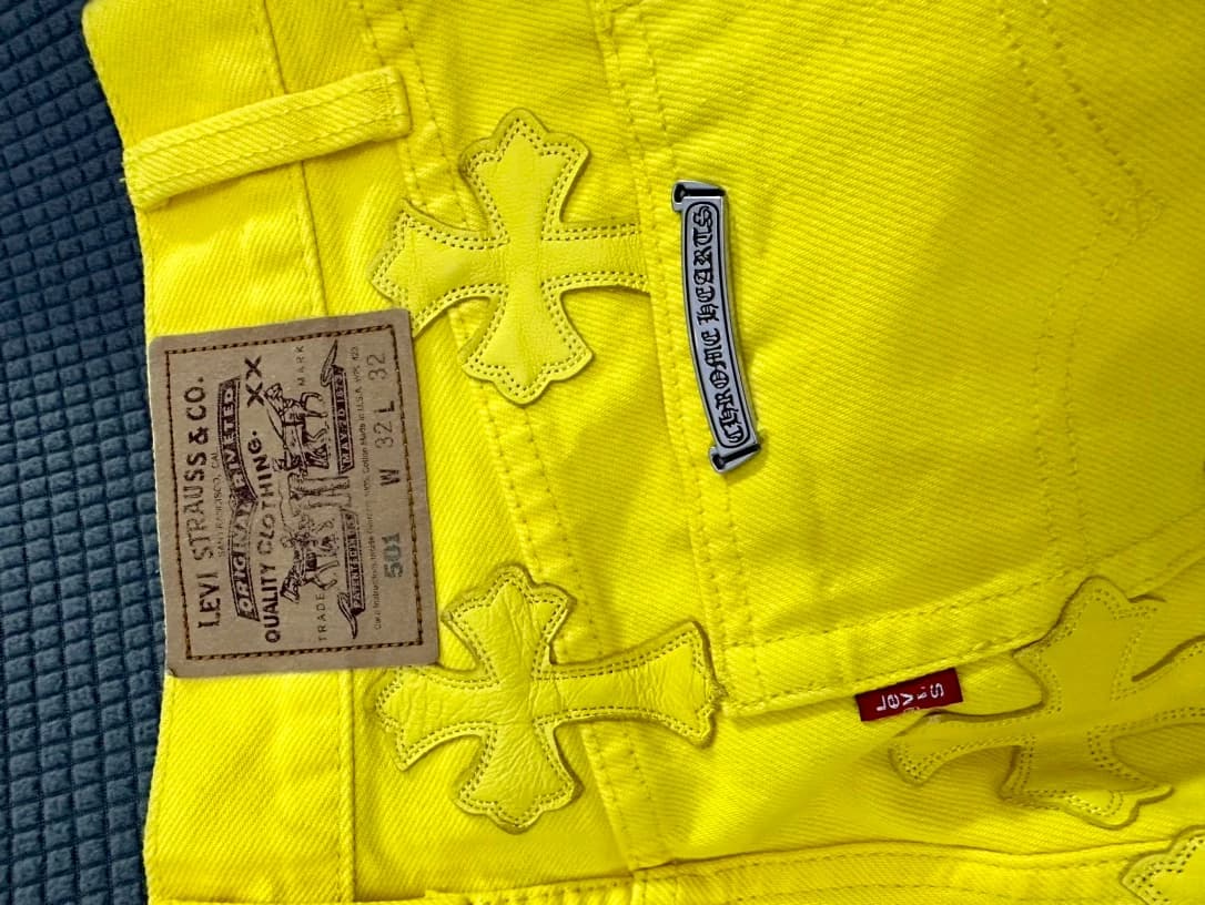 Кожаный патч Levi's и серебряная плашка Chrome Hearts на желтых джинсах