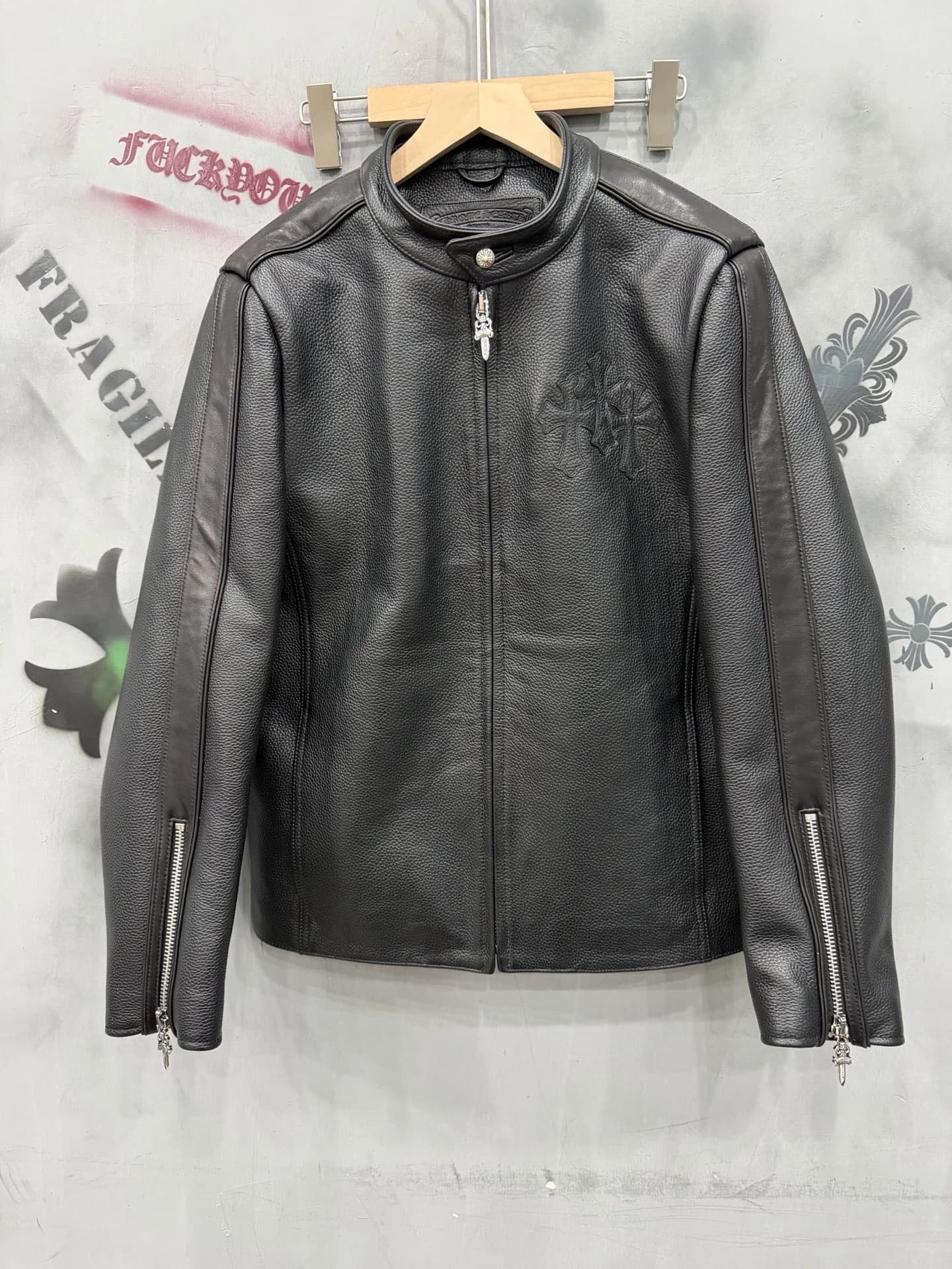 Черная кожаная куртка Chrome Hearts, вид спереди