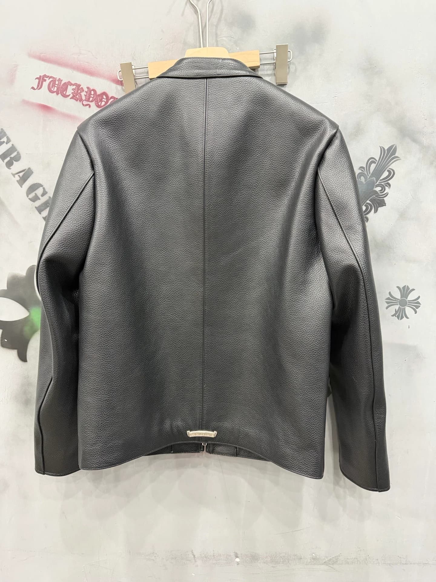 Черная кожаная куртка Chrome Hearts, вид сзади