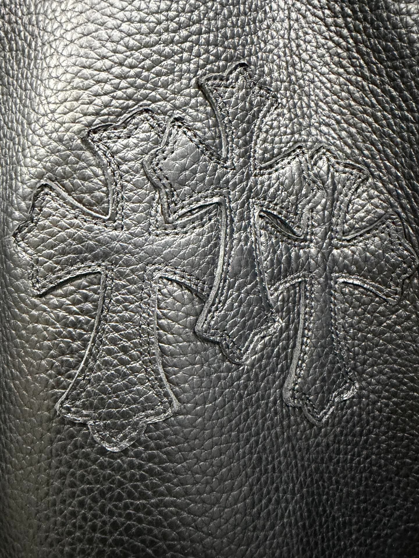 Кожаная нашивка в виде крестов на груди куртки Chrome Hearts