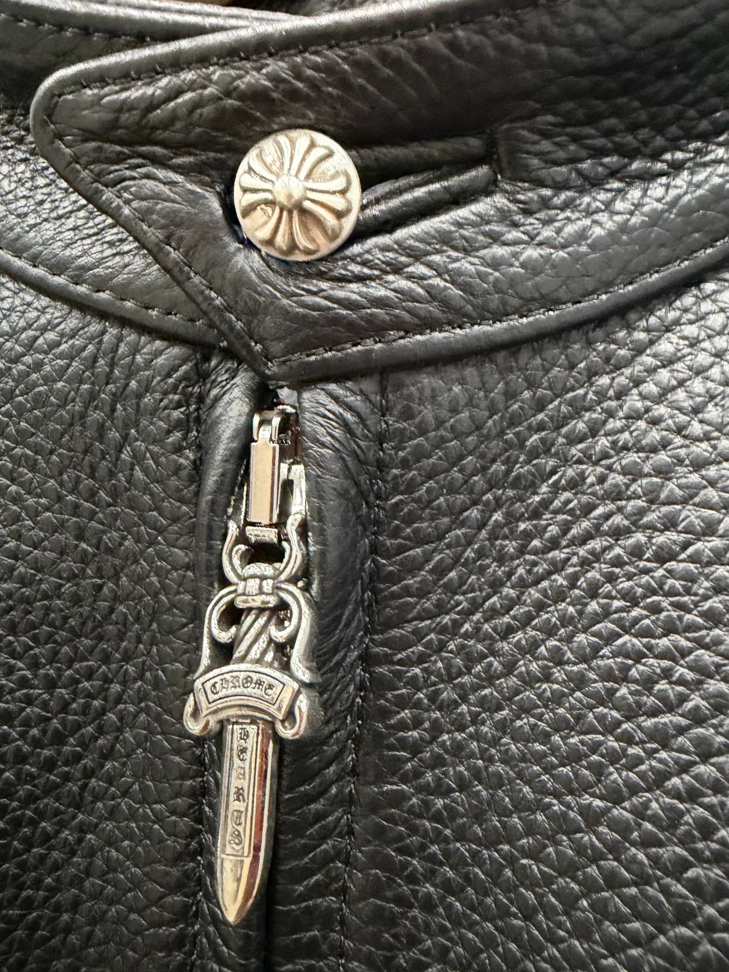 Воротник-стойка и центральная молния куртки Chrome Hearts
