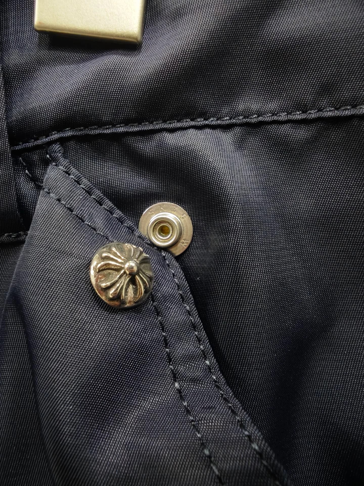 Деталь кармана с металлической заклепкой Chrome Hearts