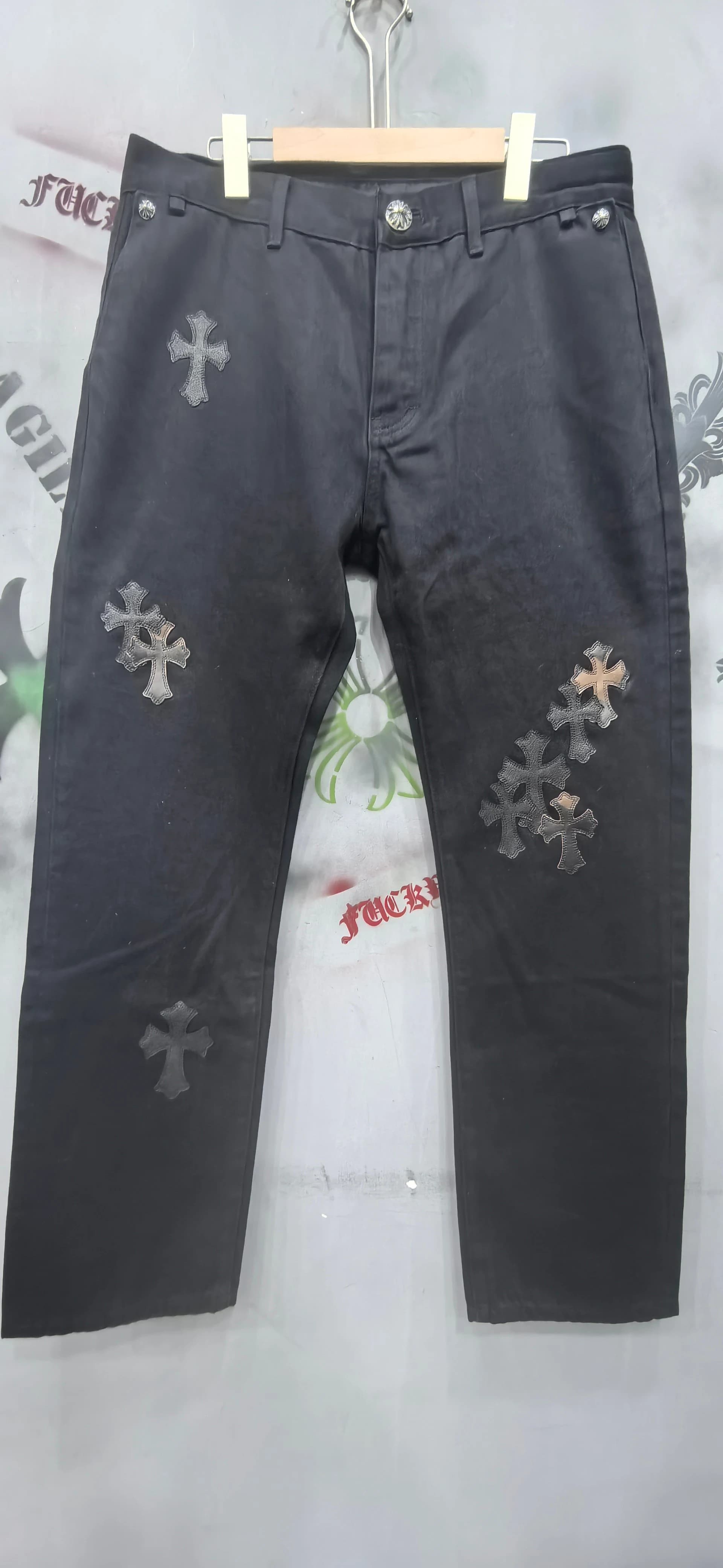 Черные брюки Chrome Hearts с кожаными патчами-крестами, вид спереди