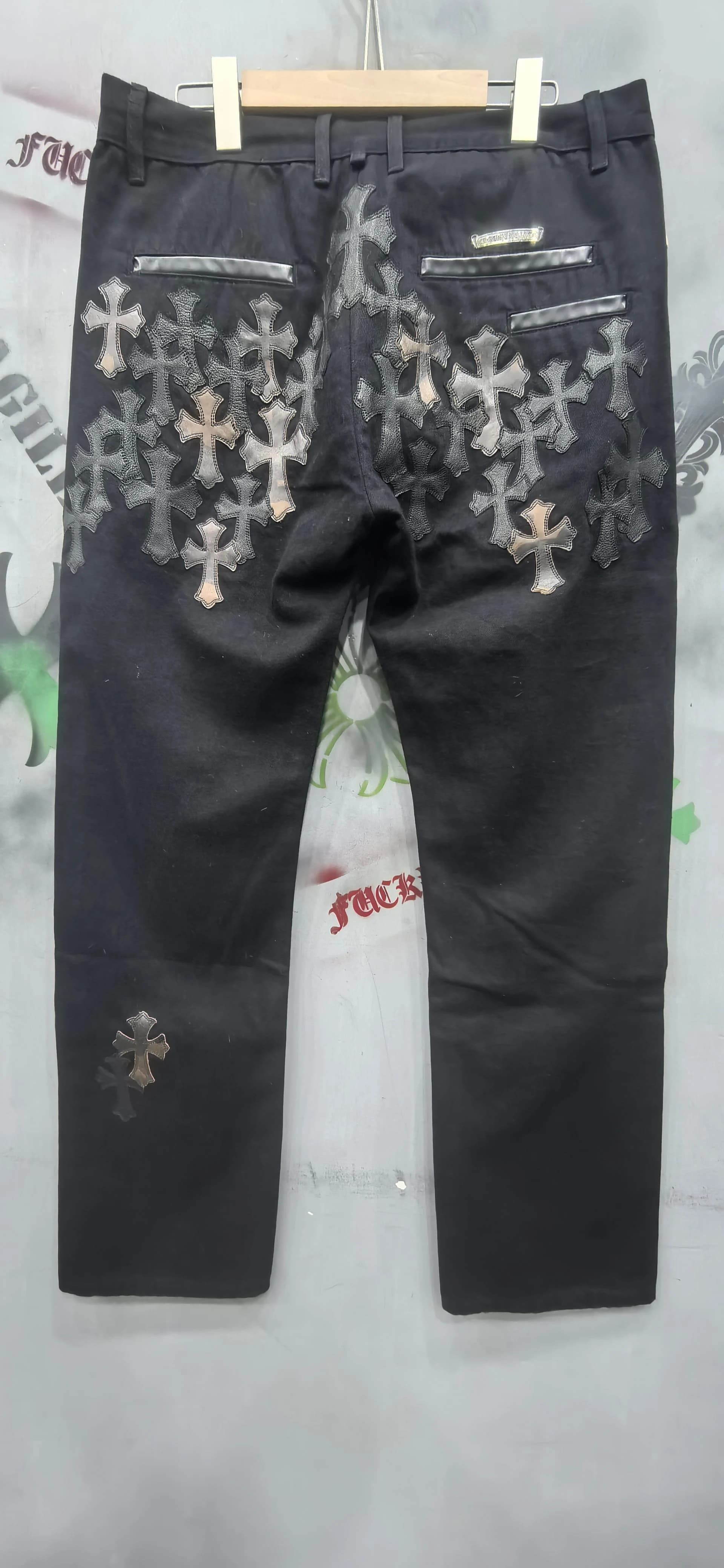 Черные брюки Chrome Hearts с кожаными патчами-крестами, вид сзади