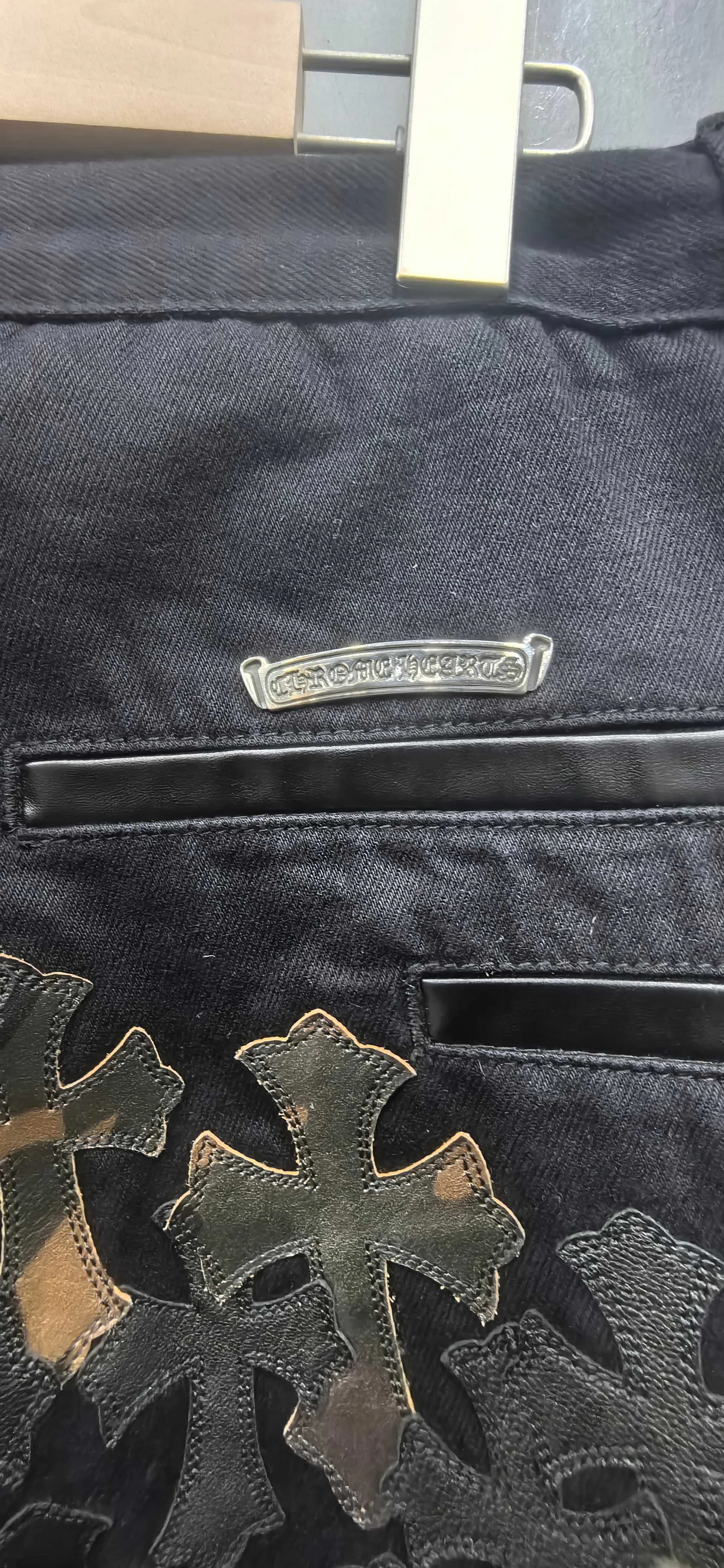 Серебряная пластина с гравировкой Chrome Hearts над задним карманом