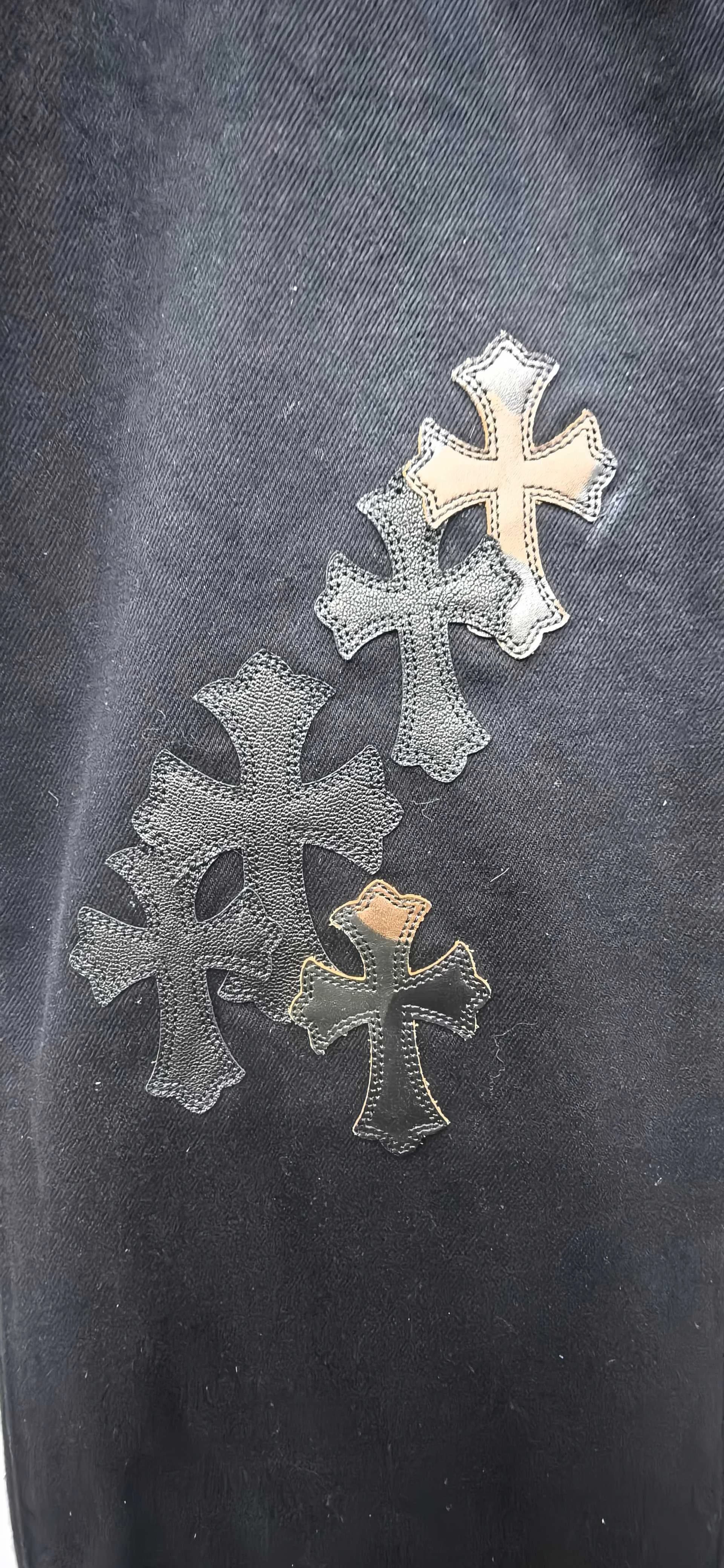 Нашивки в виде крестов из натуральной кожи на брюках Chrome Hearts