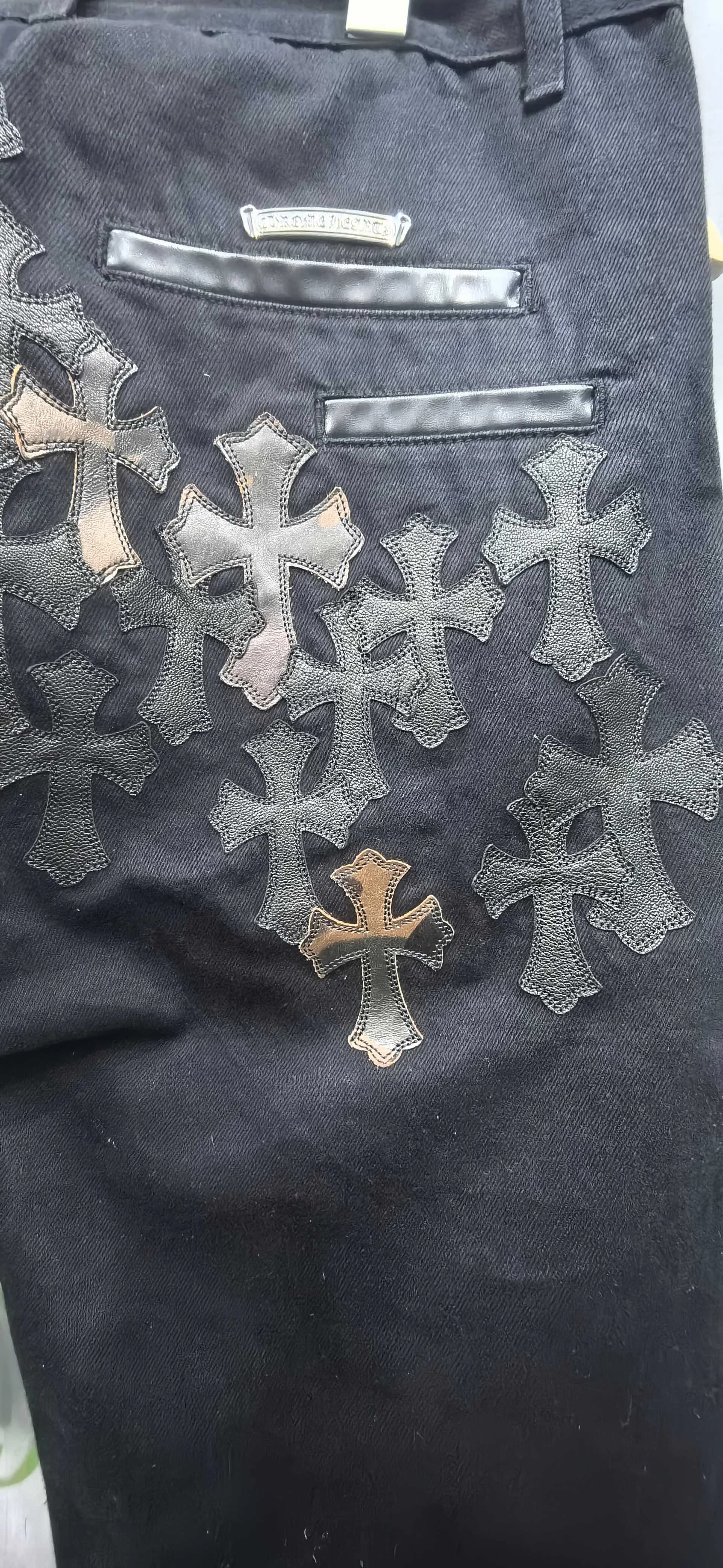 Задний карман брюк Chrome Hearts с кожаными патчами