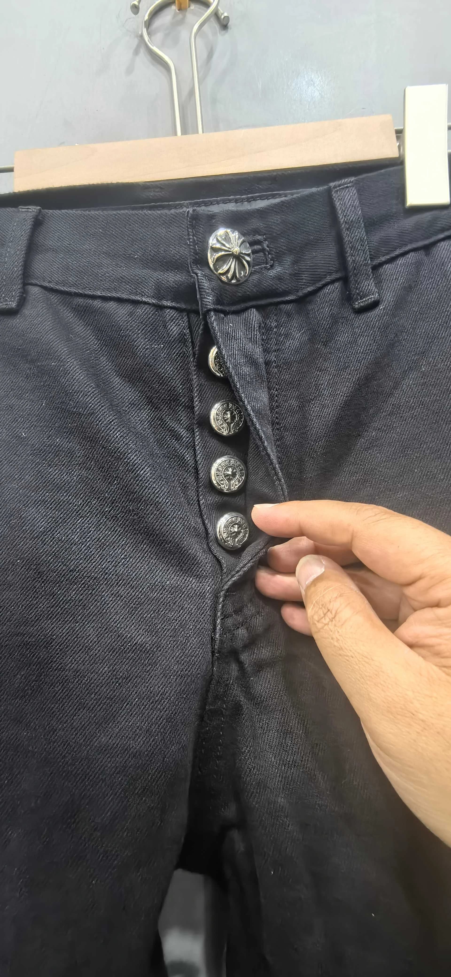 Застежка на пуговицах-болтах брюк Chrome Hearts
