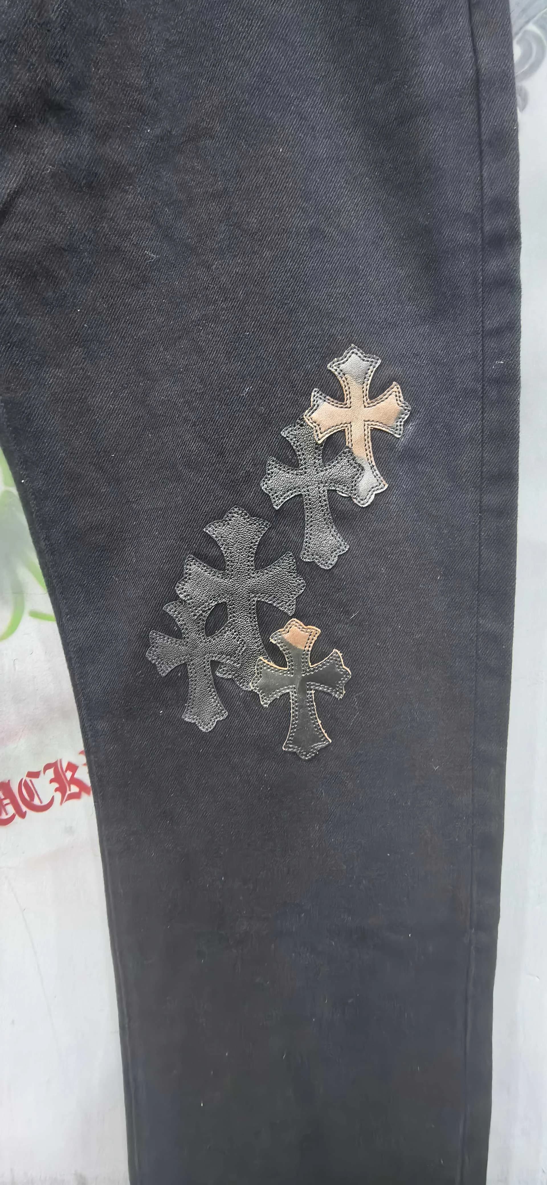 Кожаные патчи в виде крестов на штанине брюк Chrome Hearts