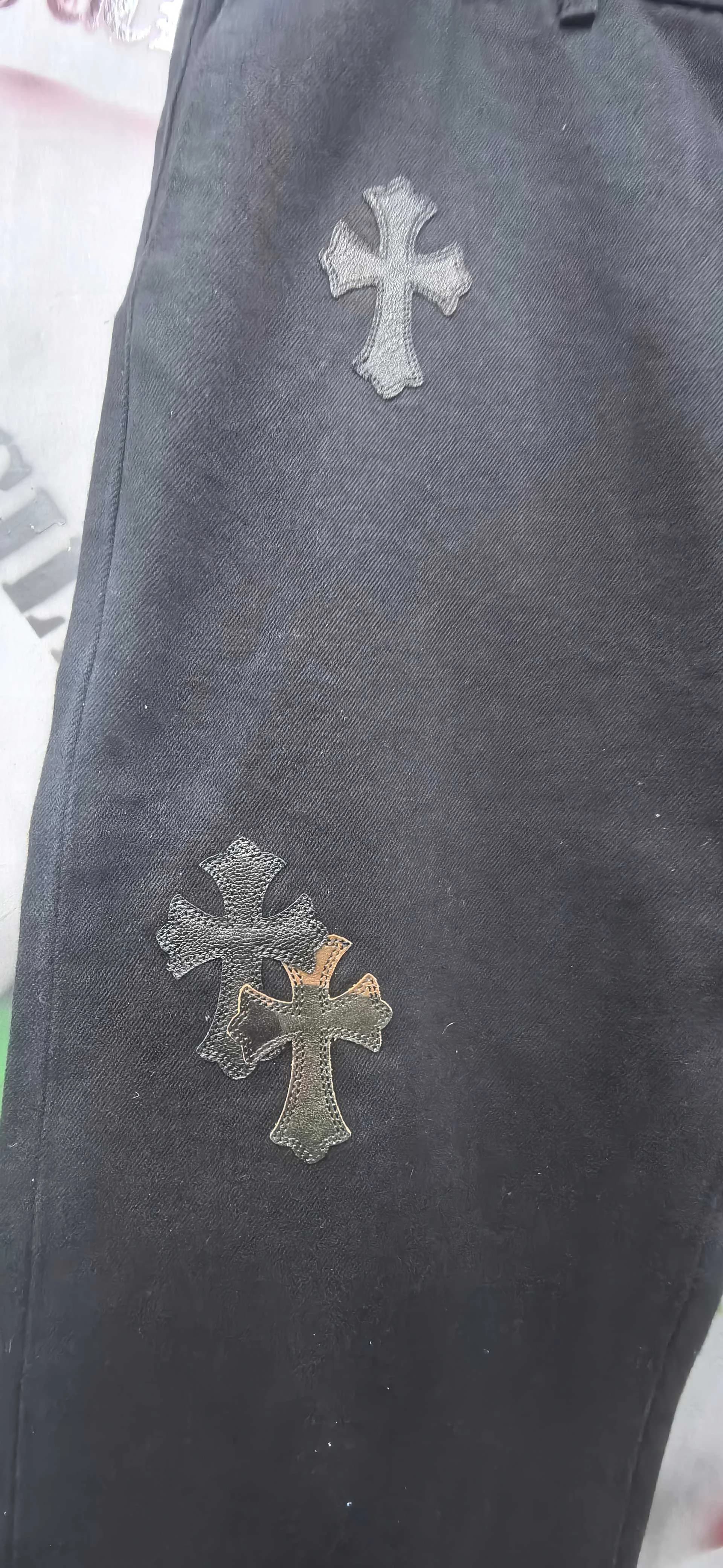Декоративные нашивки-кресты на брюках Chrome Hearts