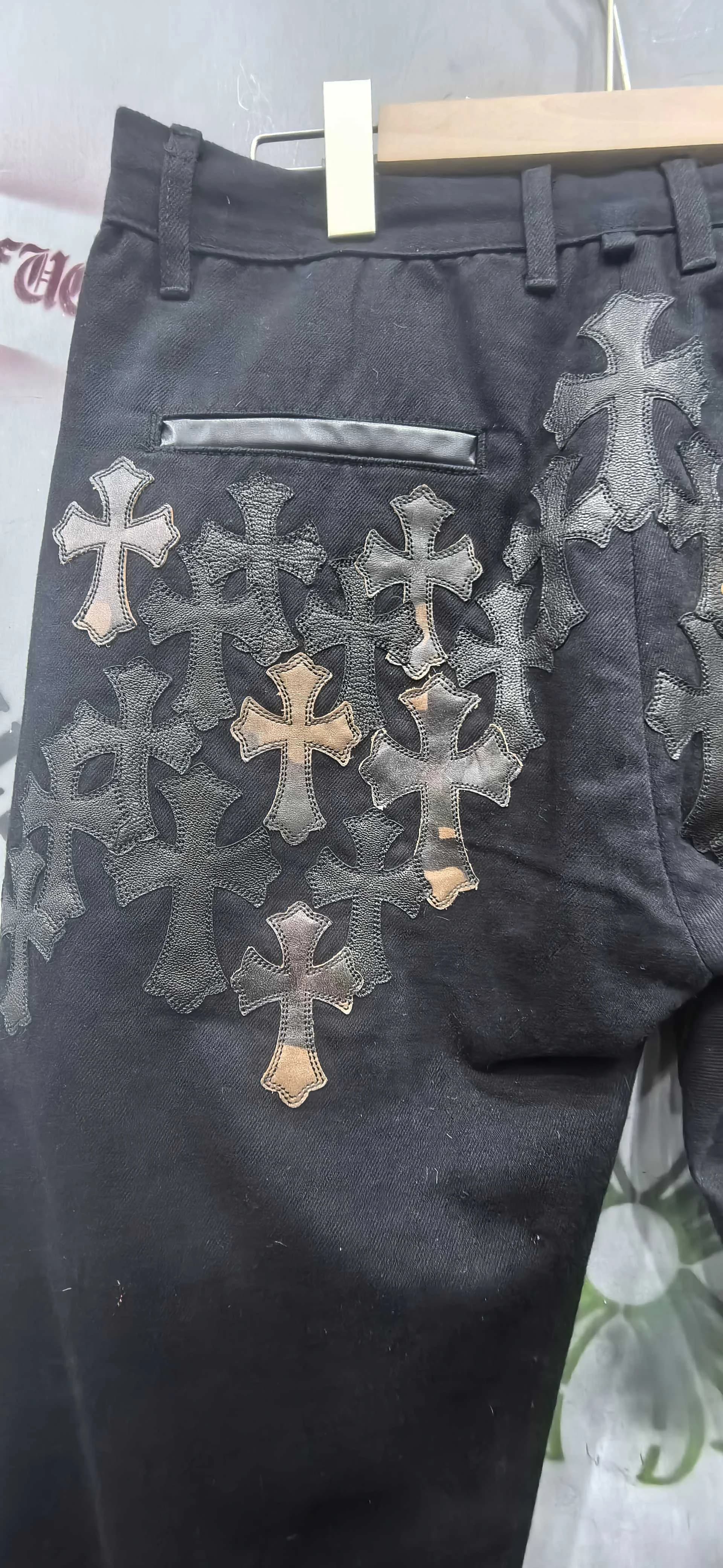 Задние карманы брюк Chrome Hearts с кожаными крестами