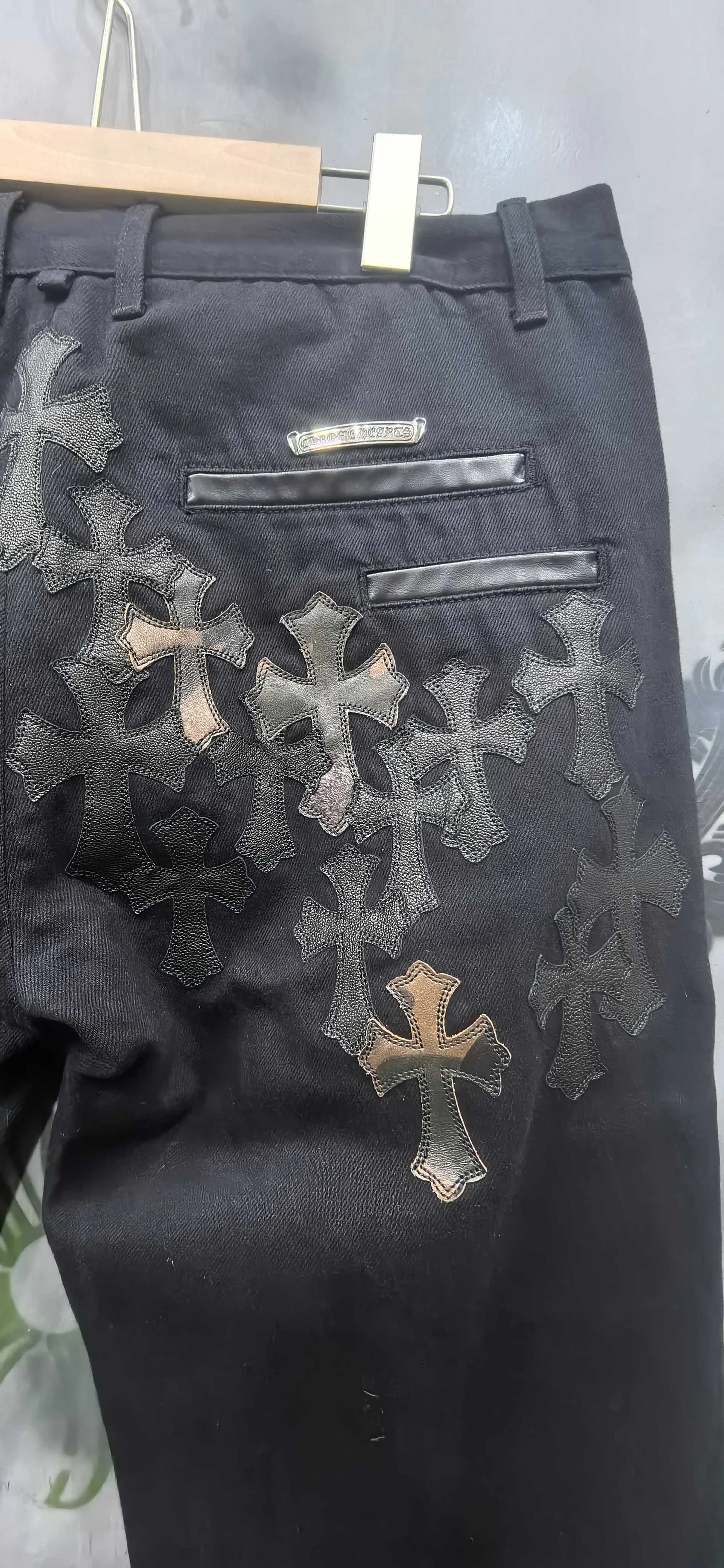 Задняя часть брюк Chrome Hearts с серебряной фурнитурой и кожаной отделкой карманов