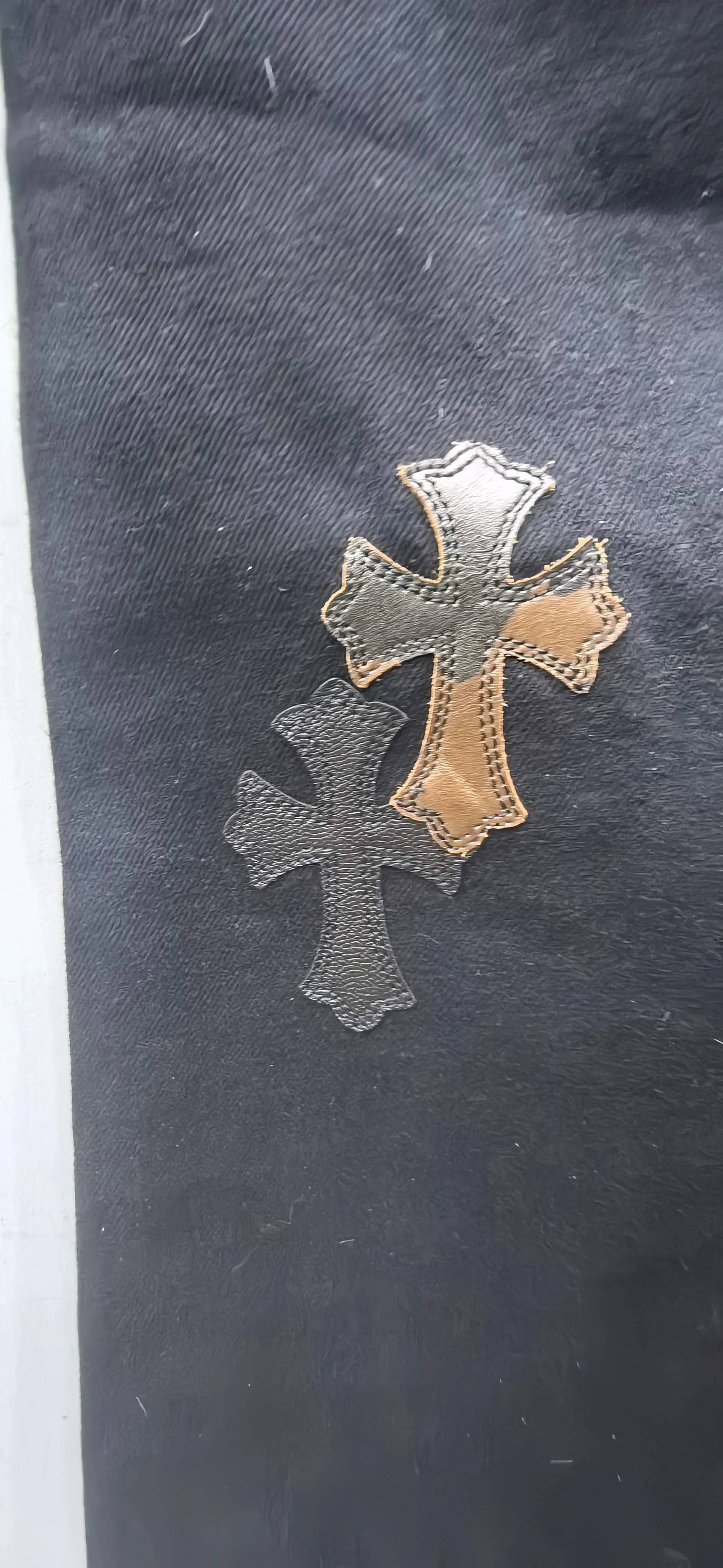 Деталь кожаных нашивок на брюках Chrome Hearts