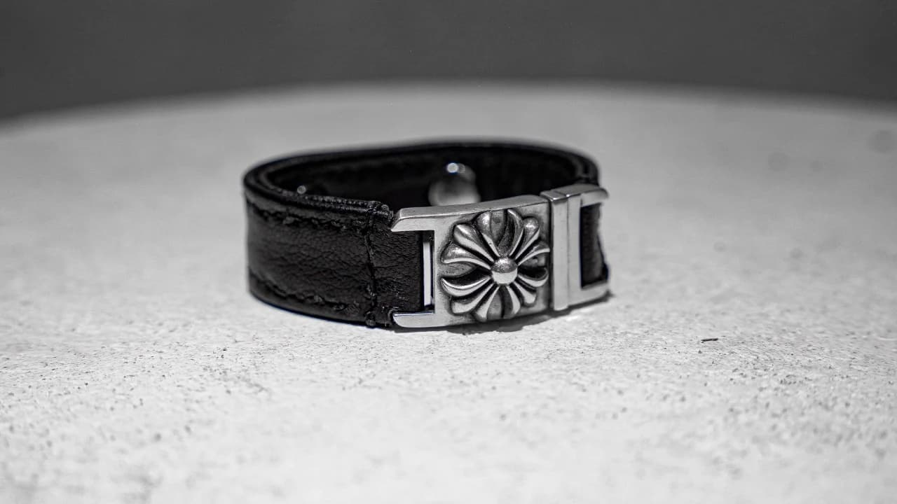 Черный кожаный браслет Chrome Hearts с серебряной пряжкой с цветочным крестом