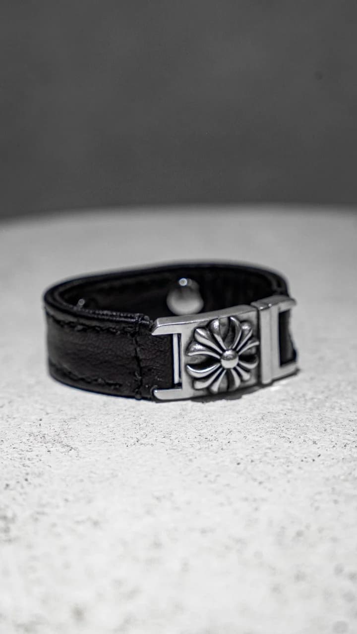 Серебряная пряжка с мотивом Floral Cross на кожаном браслете Chrome Hearts