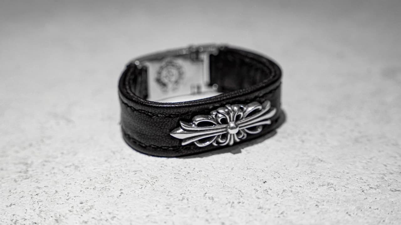 Браслет Chrome Hearts из черной кожи с объемной накладкой CH Cross из серебра