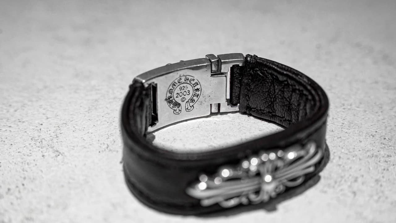 Внутренняя сторона серебряной пластины с фирменной гравировкой Chrome Hearts на браслете