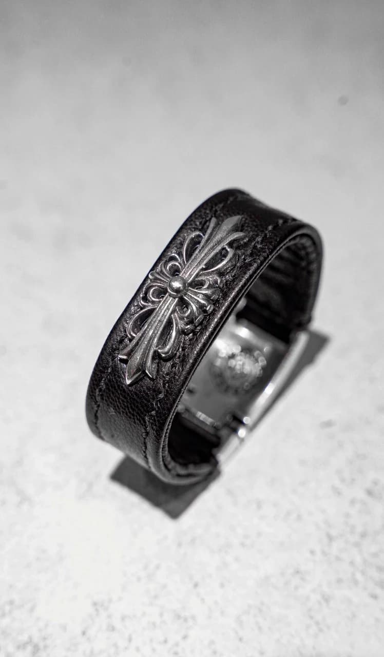 Объемный вид черного кожаного браслета Chrome Hearts с серебряной фурнитурой