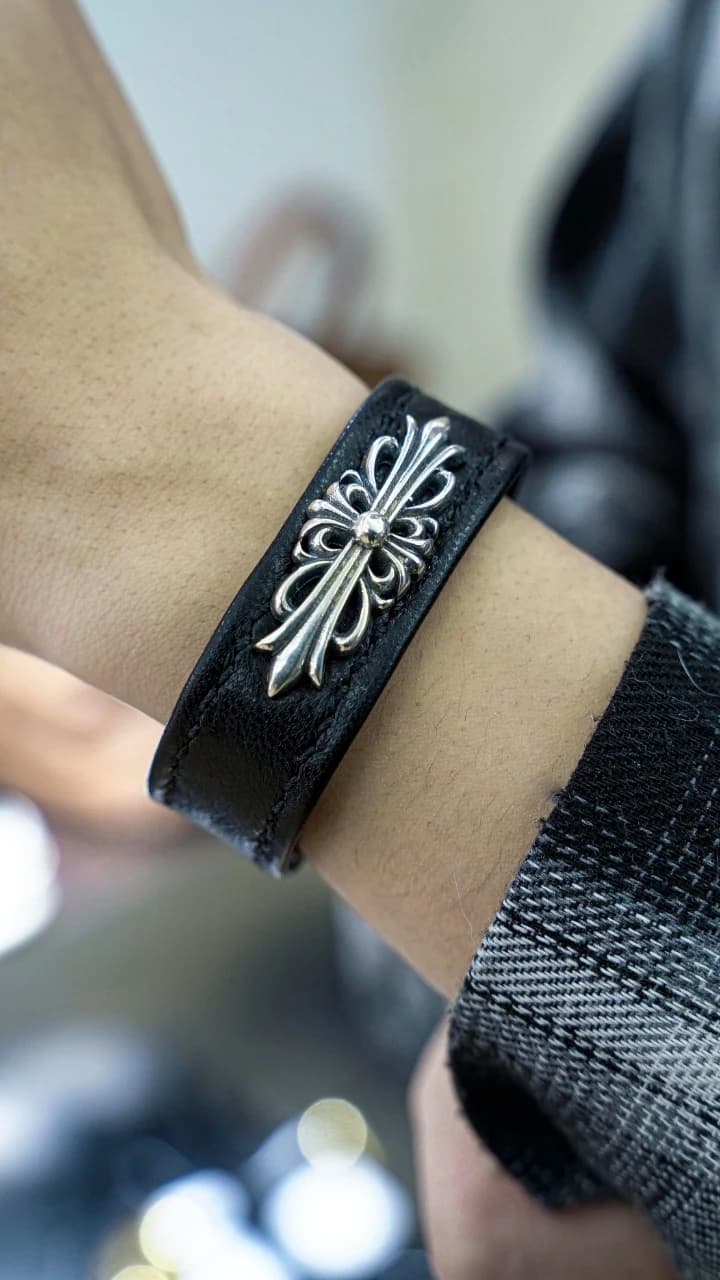 Браслет Chrome Hearts с серебряным крестом на запястье