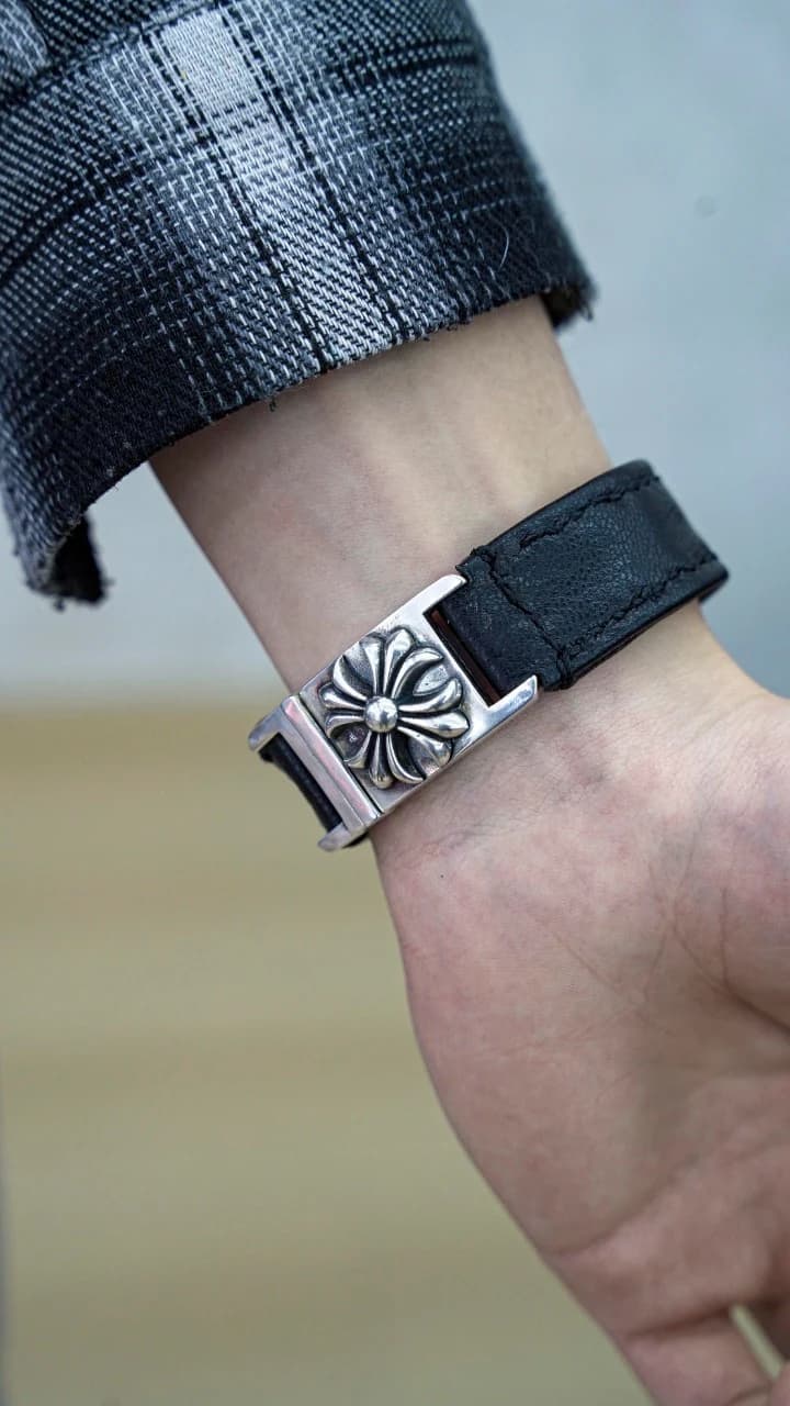 Серебряная пряжка с крестом на черном кожаном браслете Chrome Hearts на руке