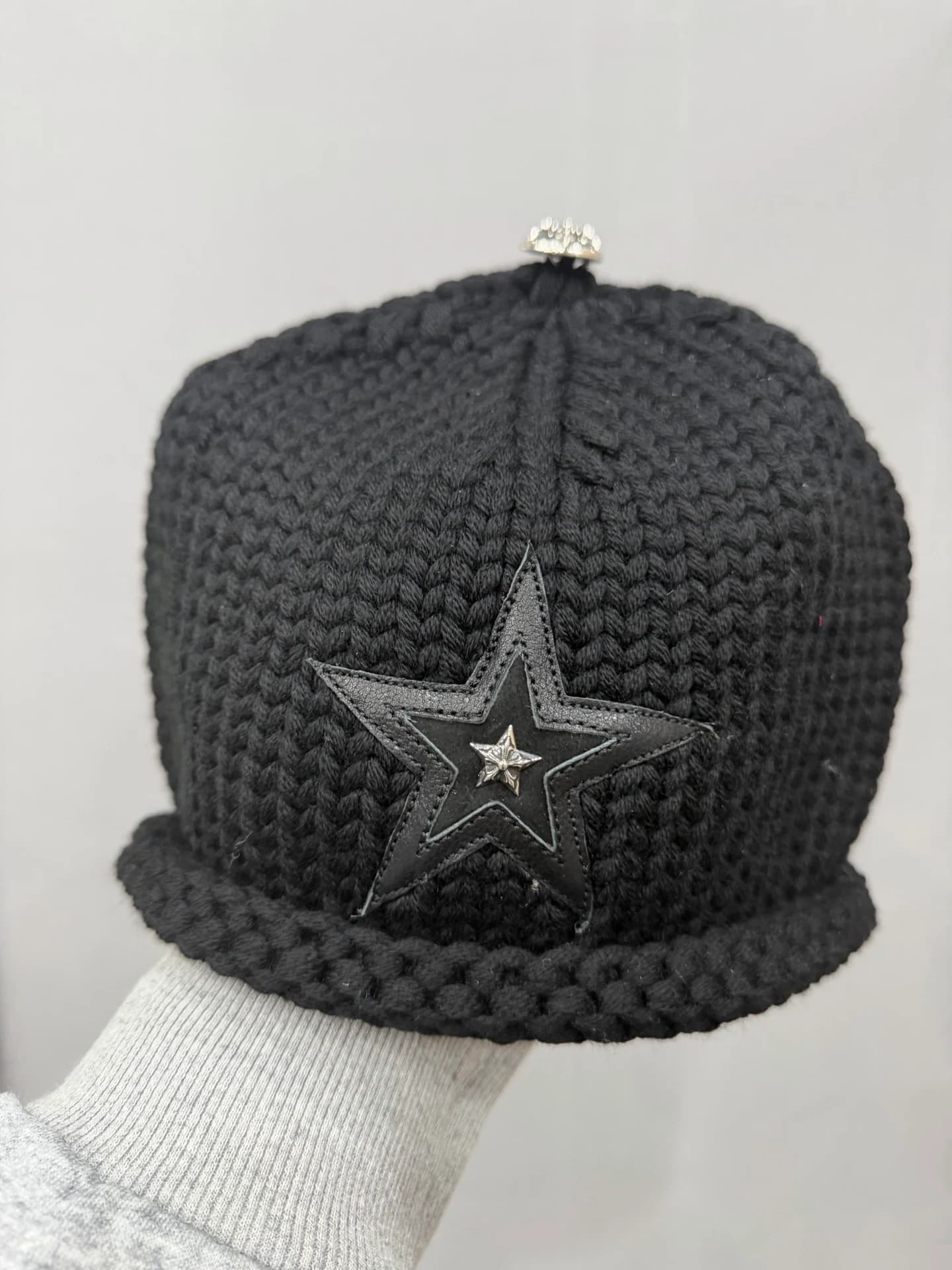 Вязаная шапка-бини Chrome Hearts черного цвета из кашемира с кожаной нашивкой-звездой