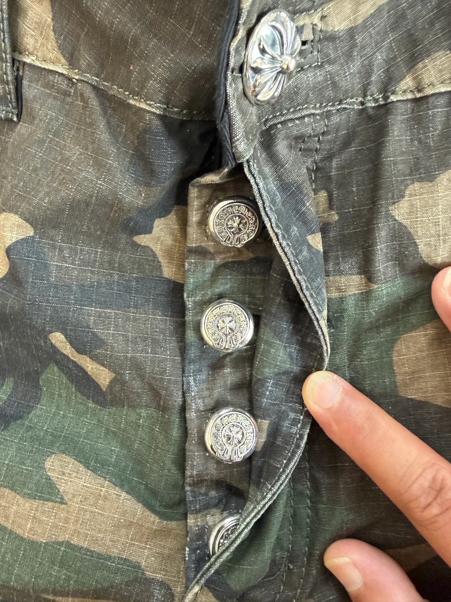 Застежка на пуговицы-болты из серебра 925 пробы на шортах Chrome Hearts