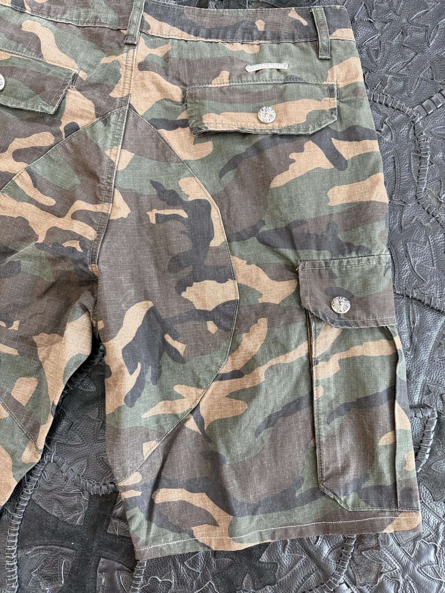 Задние карманы шорт Chrome Hearts с серебряными деталями