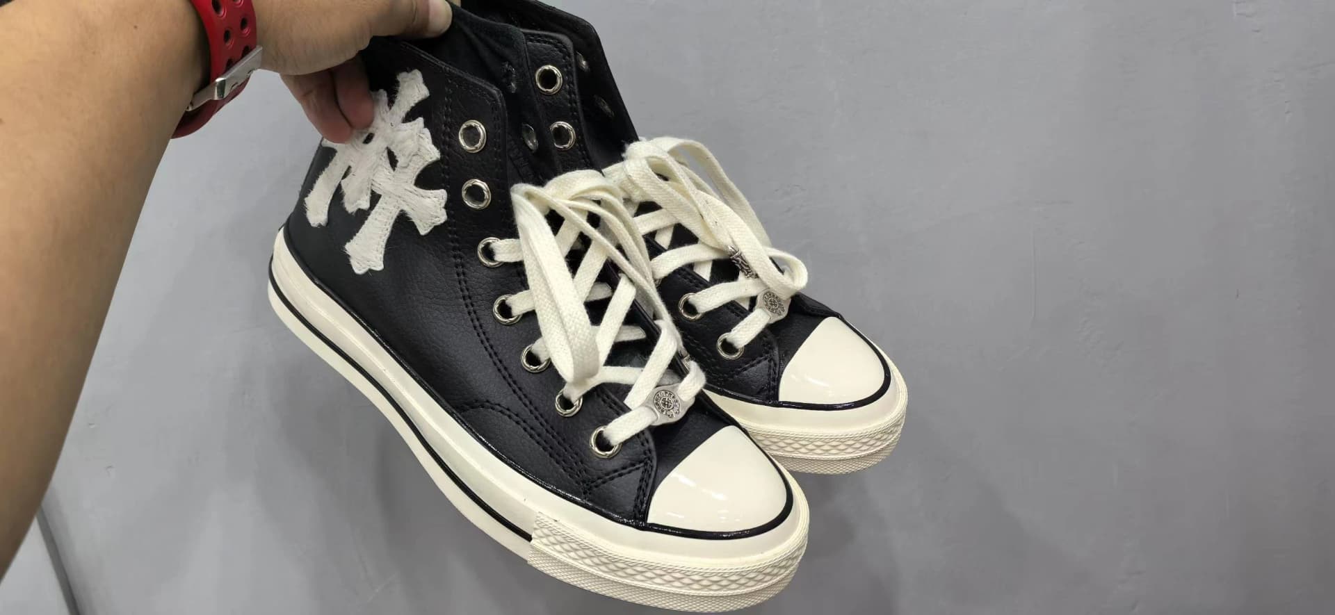 Черные высокие кеды Chrome Hearts x Converse Chuck 70 с белыми крестами