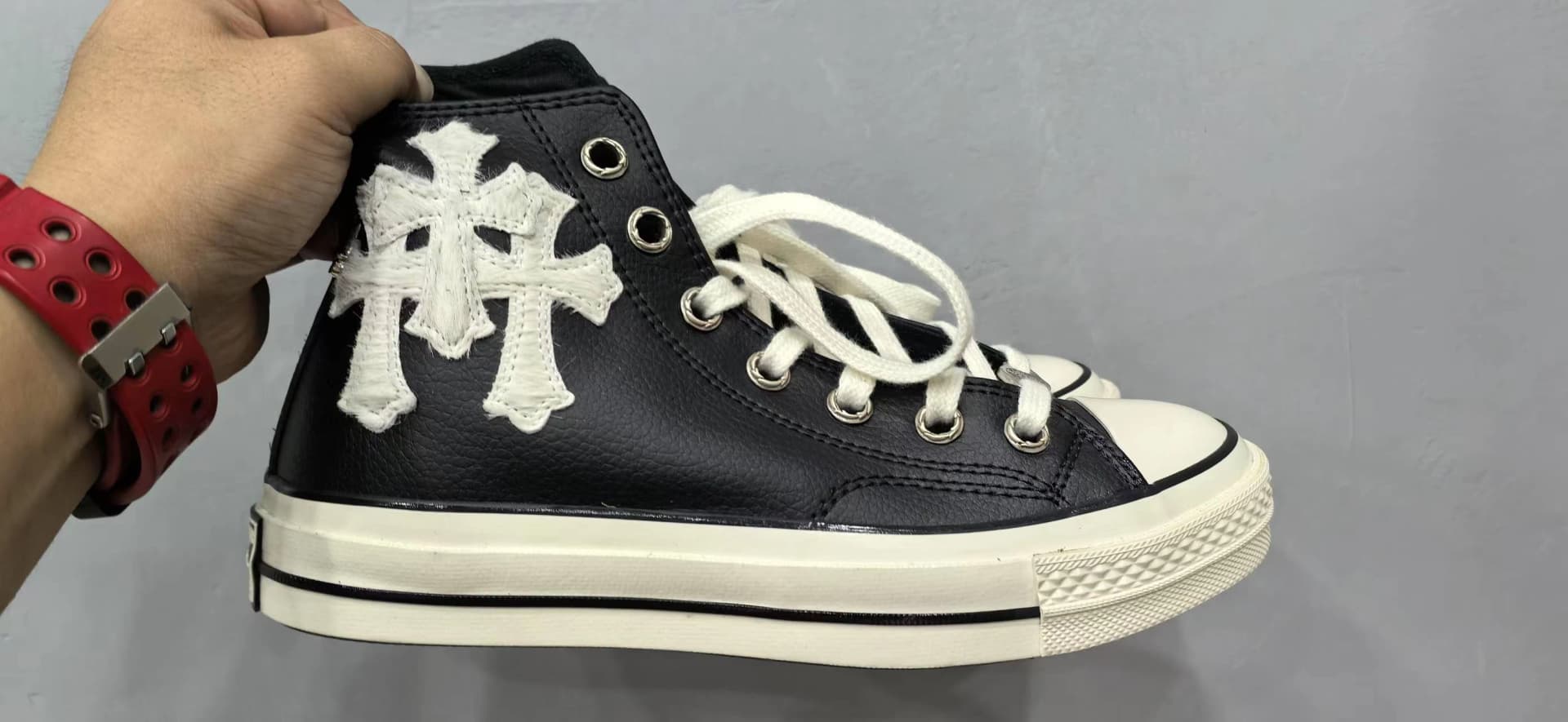 Боковая сторона кед Chrome Hearts x Converse Chuck 70 с нашивкой в виде креста