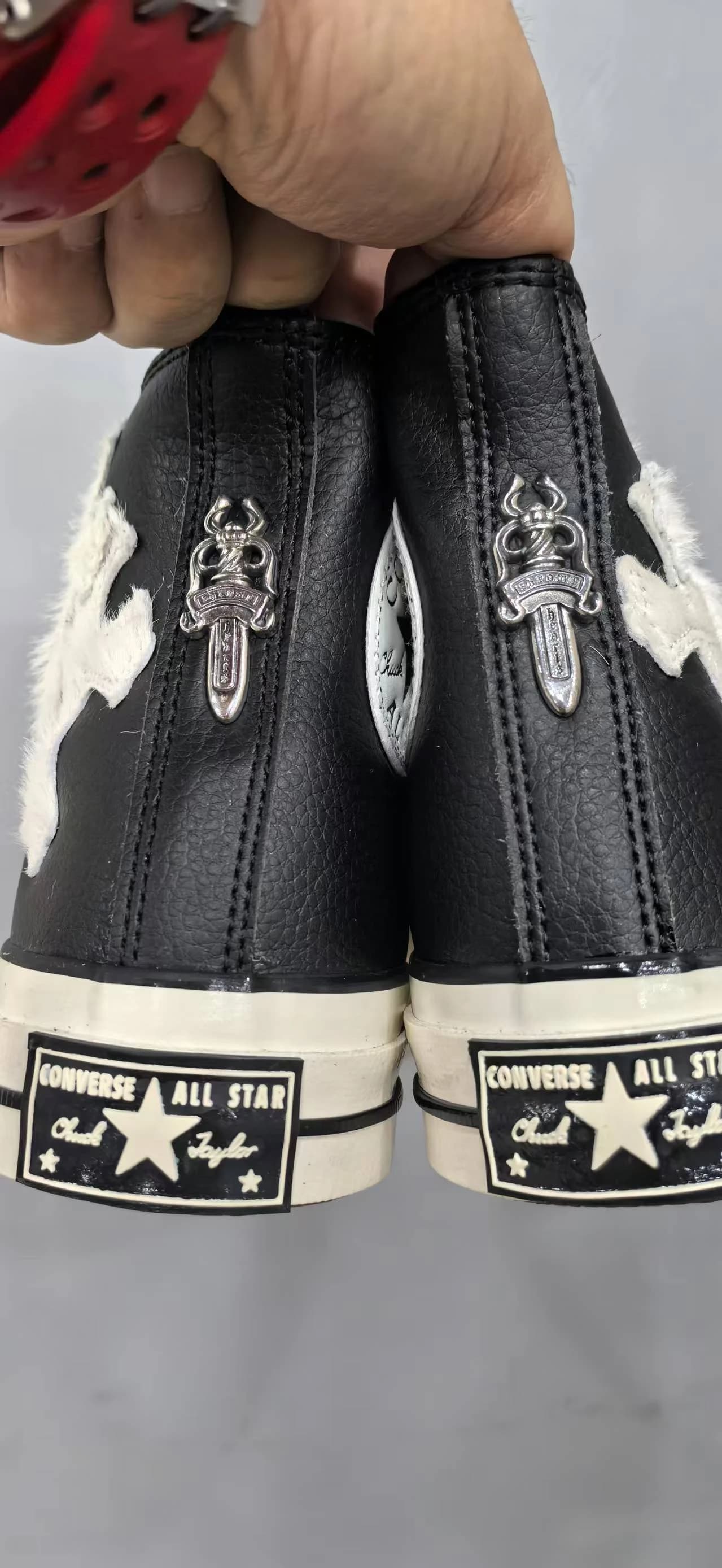 Задняя часть кед Chrome Hearts x Converse Chuck 70 с серебряной деталью в виде кинжала