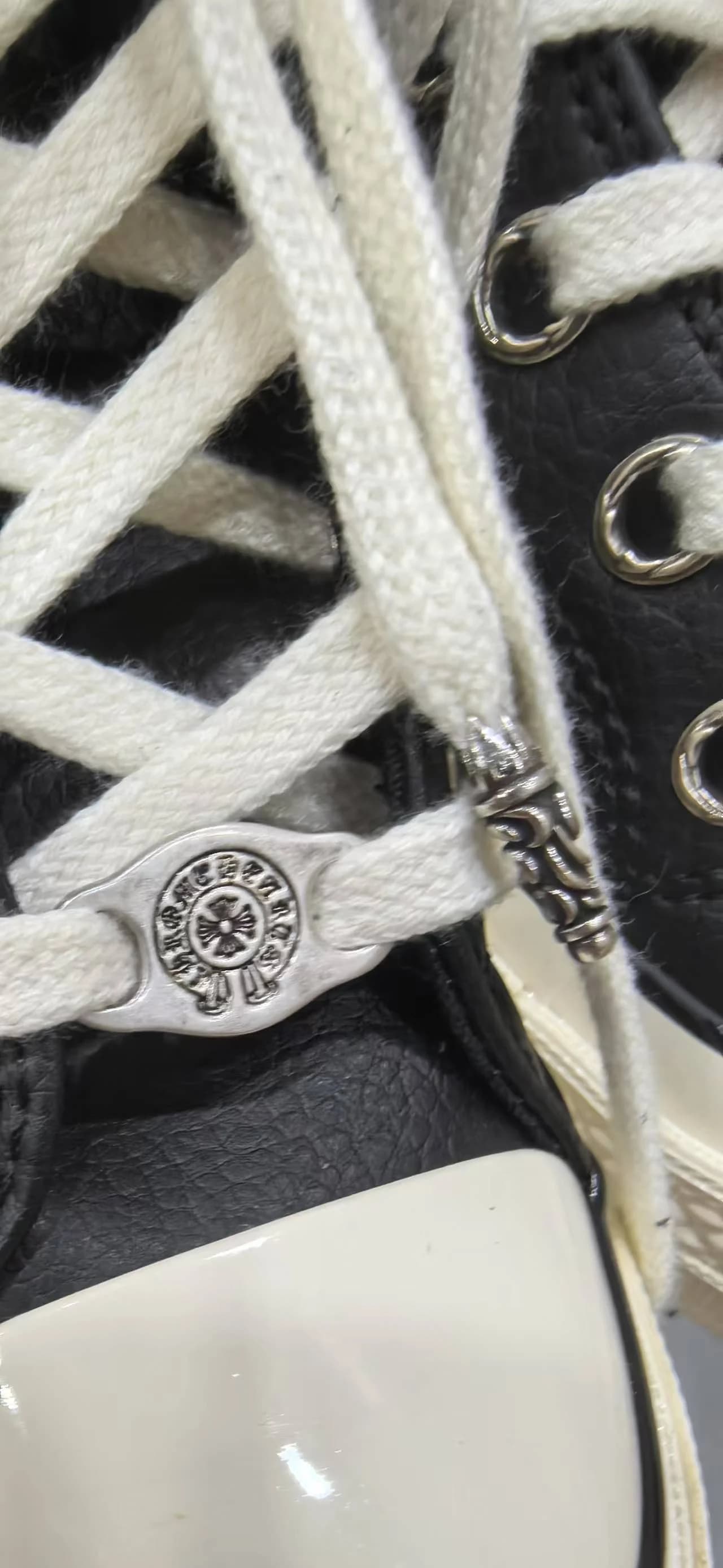 Деталь шнуровки кед Chrome Hearts x Converse Chuck 70 с серебряным фиксатором