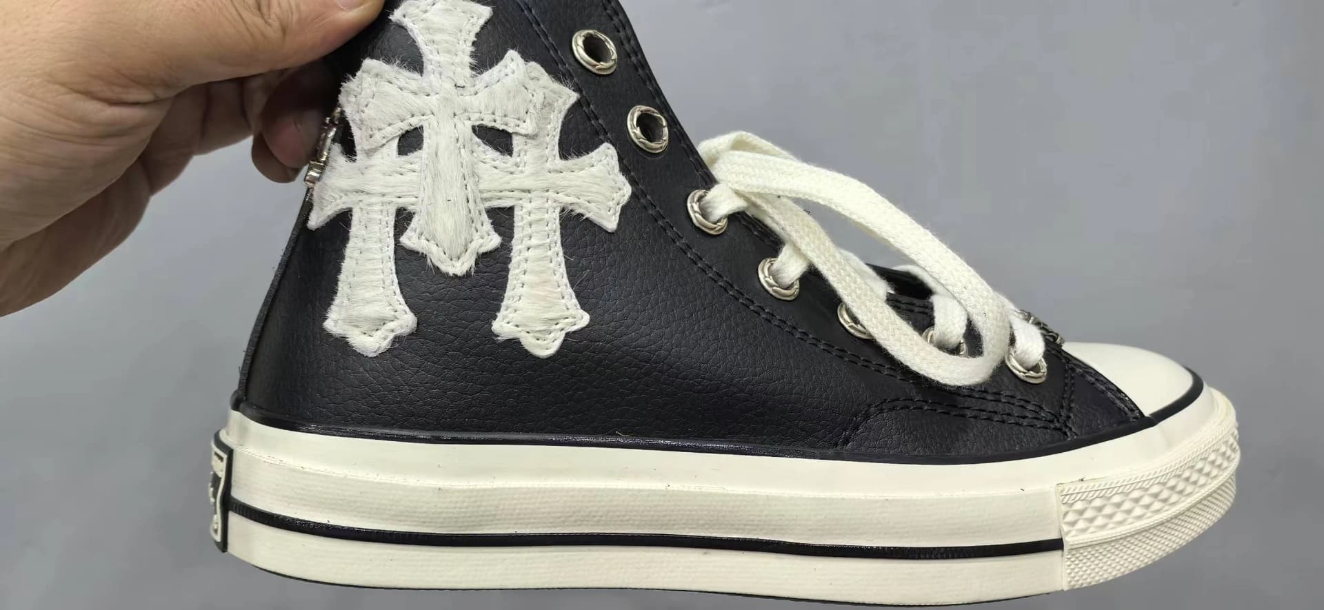 Вид сбоку на высокие кеды Chrome Hearts x Converse Chuck 70