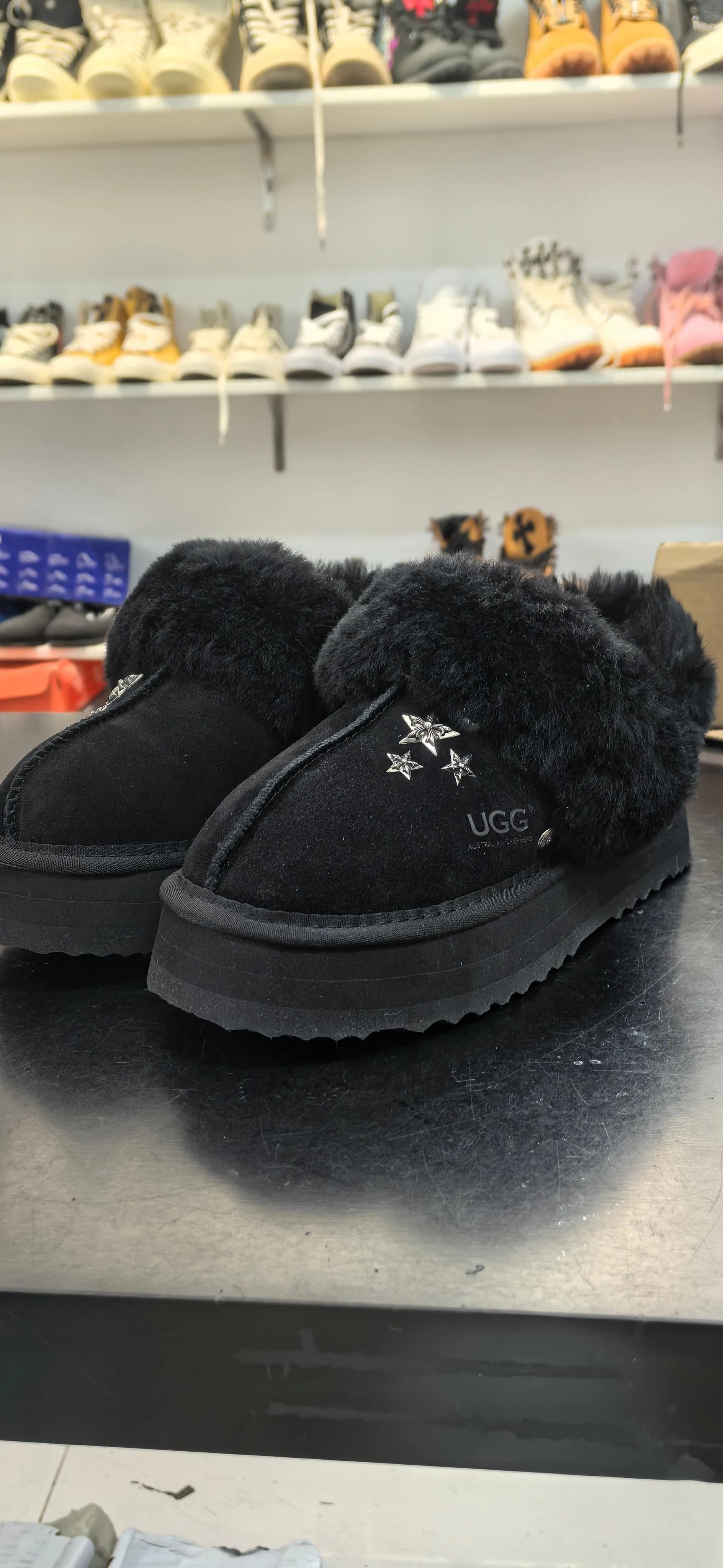 Черные меховые тапочки Chrome Hearts x UGG на платформе, вид сбоку