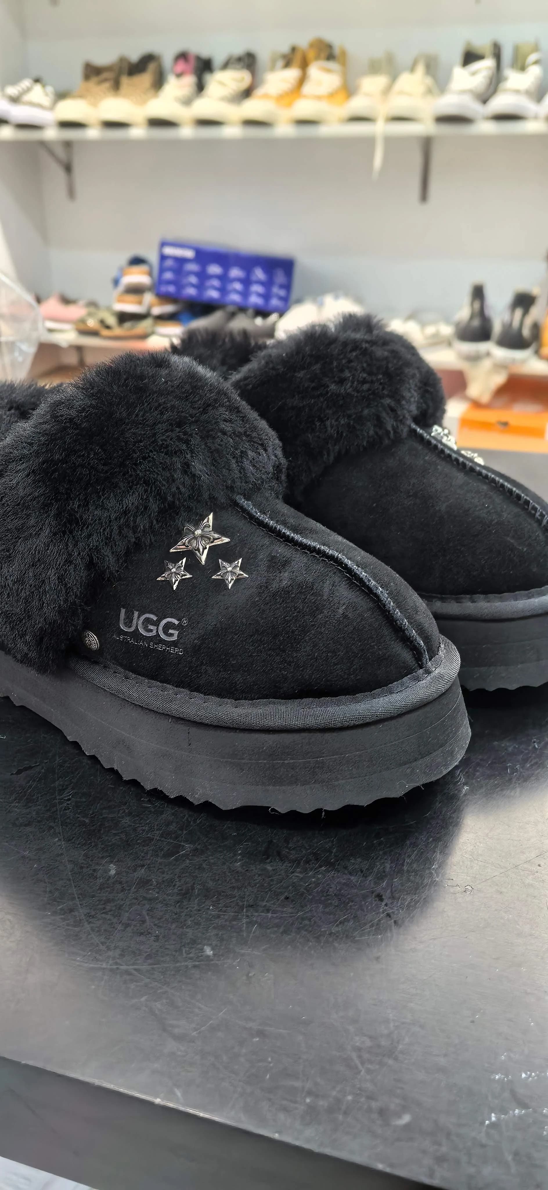 Черные тапочки Chrome Hearts x UGG с меховой отделкой и серебряными звездами