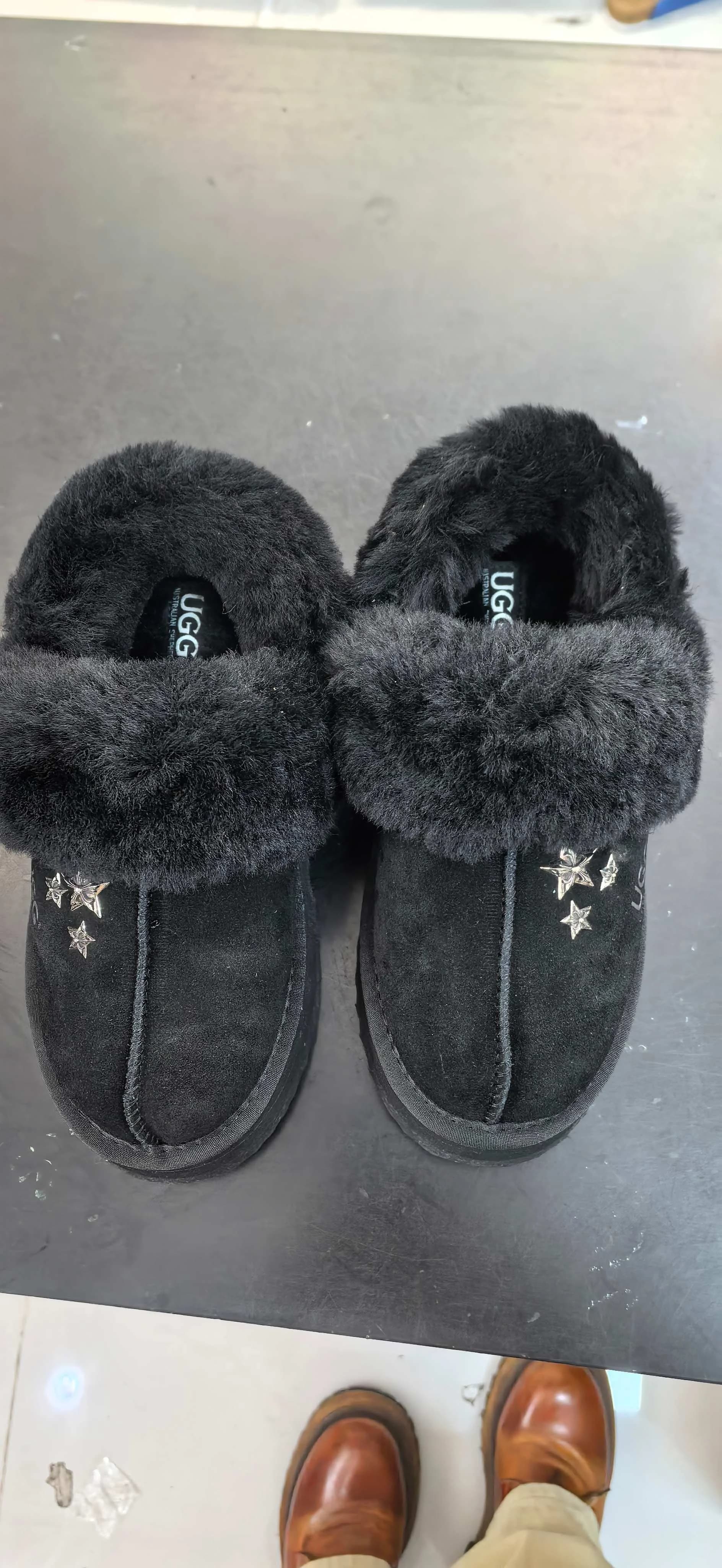 Вид сверху на тапочки Chrome Hearts x UGG черного цвета