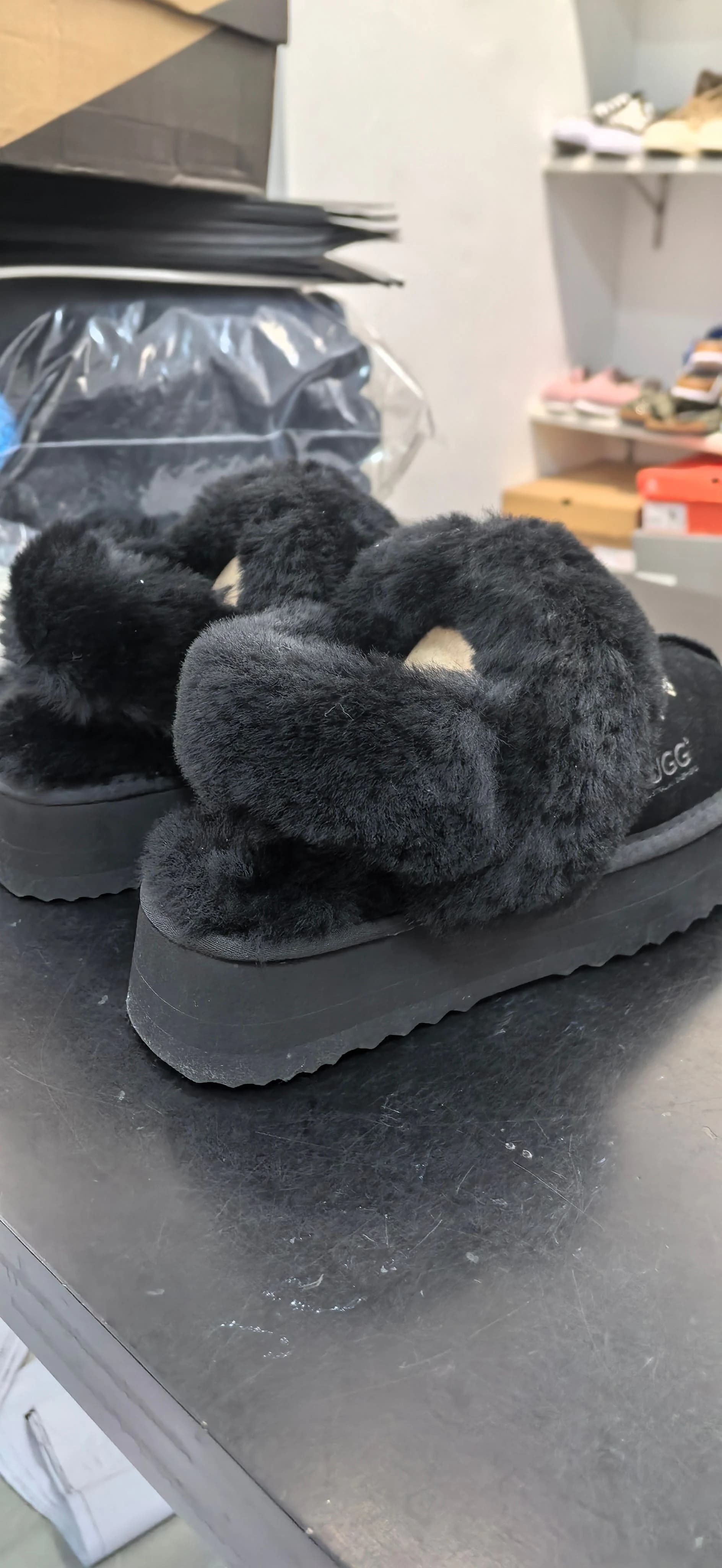 Черные тапочки Chrome Hearts x UGG на платформе, вид сзади