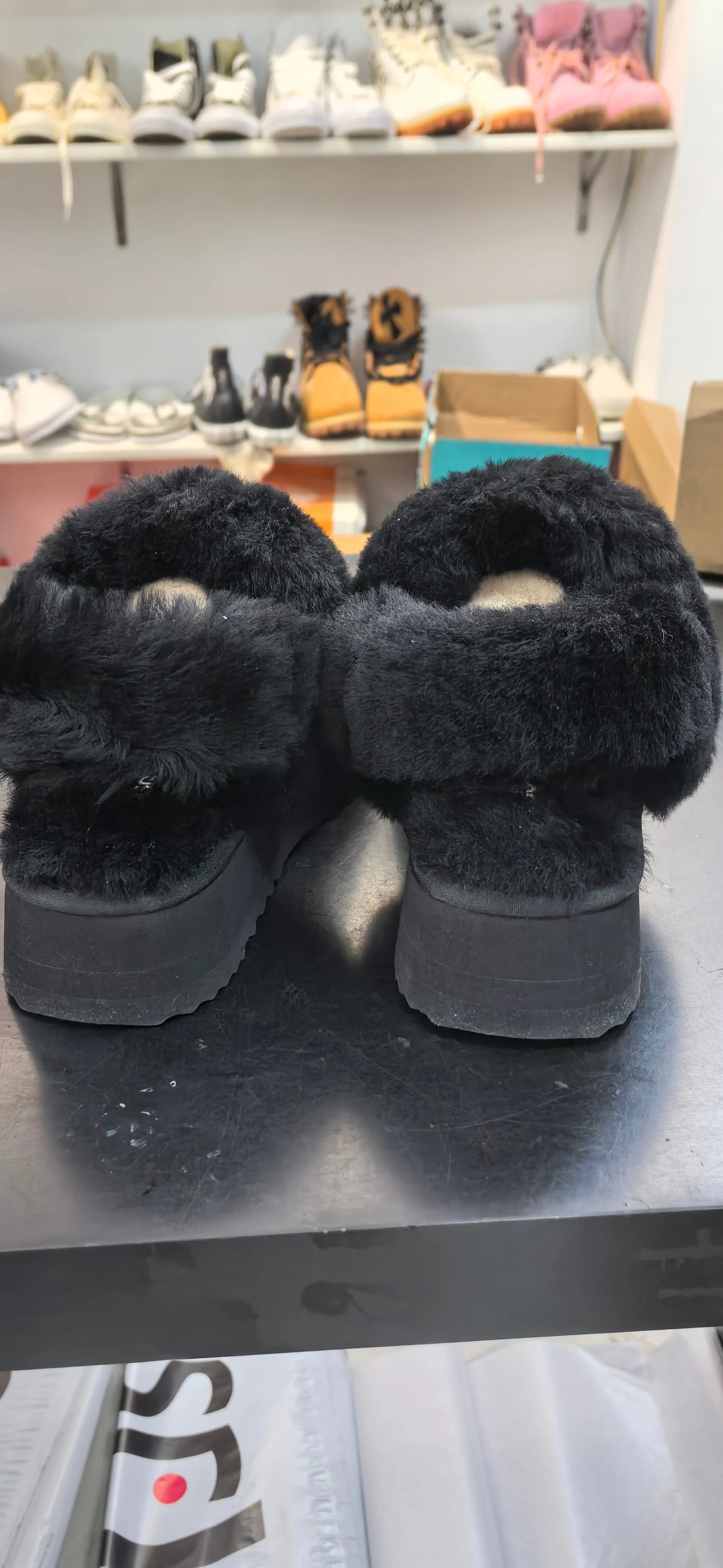 Меховые тапочки Chrome Hearts x UGG со съемными ремешками