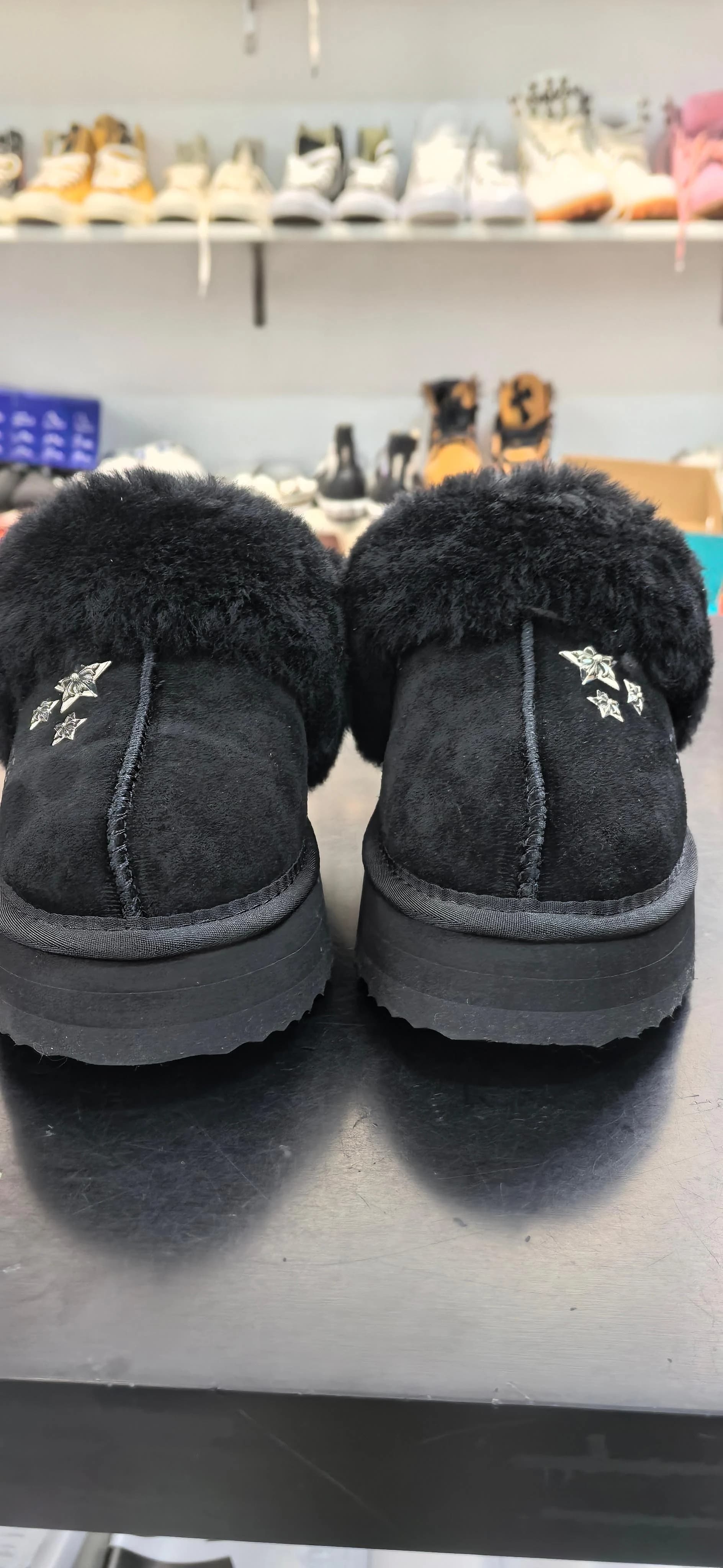 Деталь серебряного декора в виде звезд на тапочках Chrome Hearts x UGG