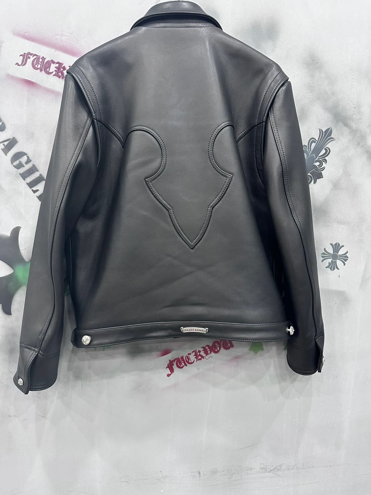 Кожаная куртка Chrome Hearts черного цвета, вид сзади с нашивкой в виде пламени