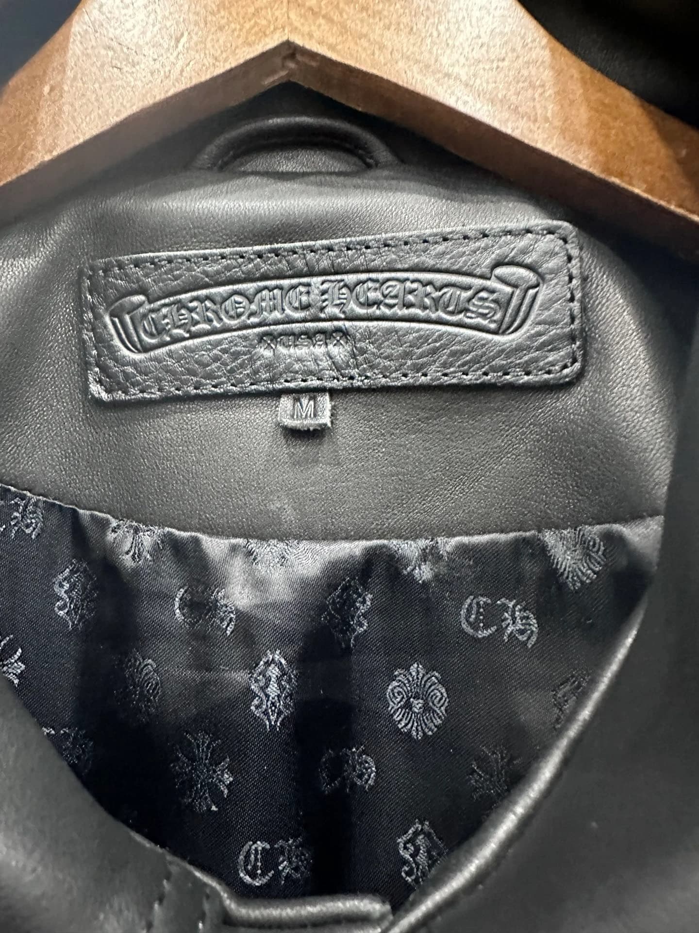 Внутренний кожаный ярлык Chrome Hearts и брендированная подкладка